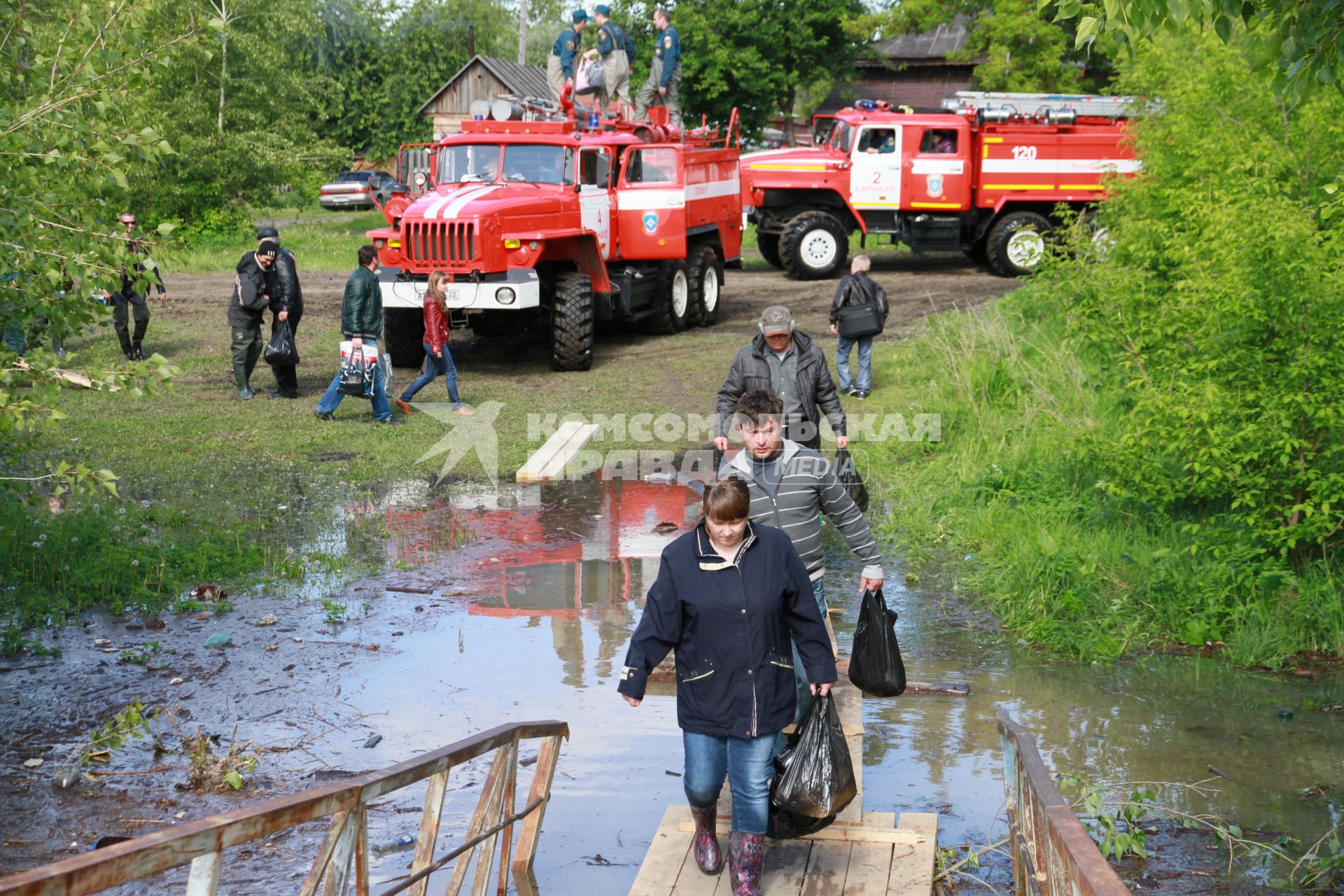 Наводнение в Алтайском крае. Поселок Затон. На снимке: эвакуация жителей.