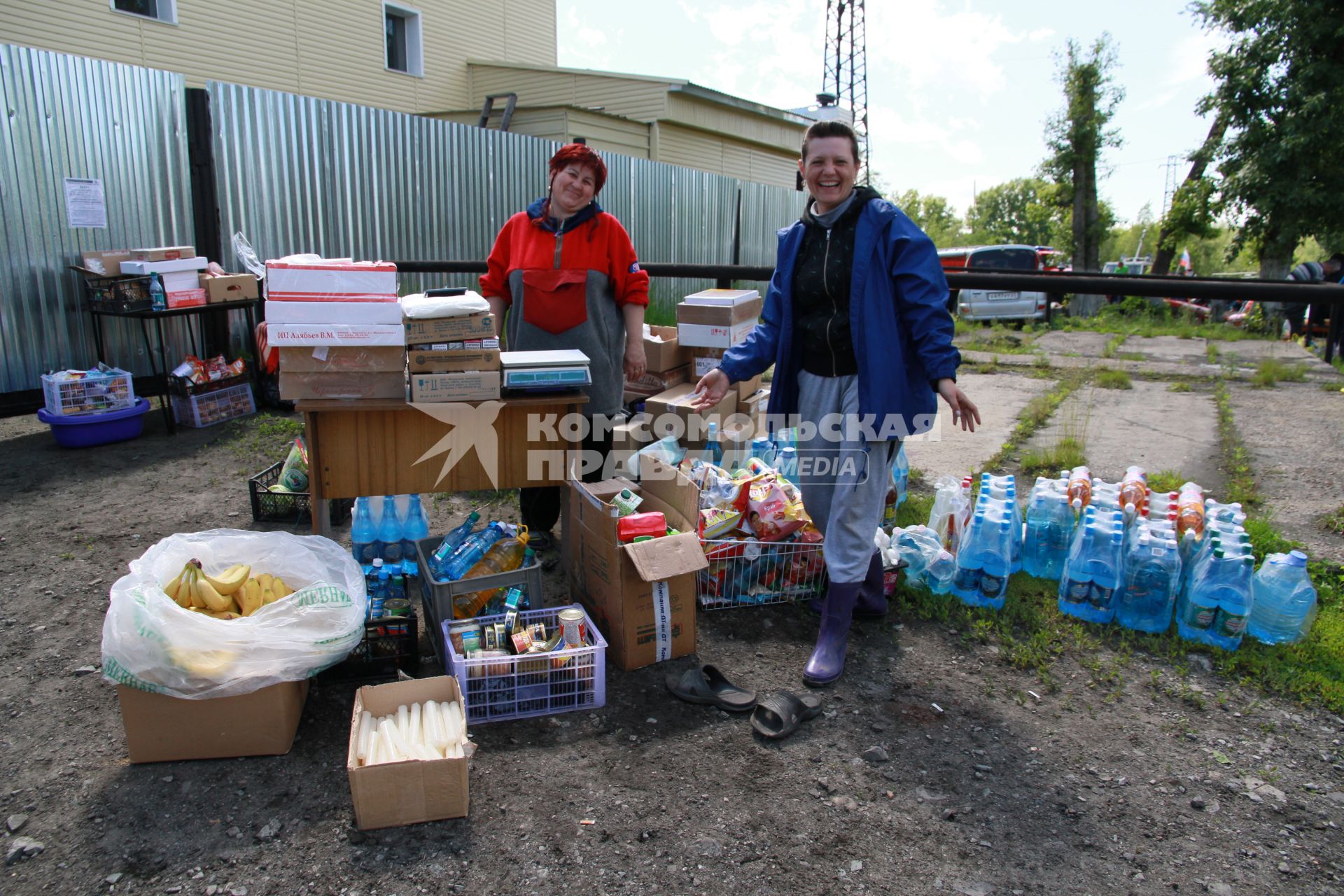 Наводнение в Алтайском крае. Поселок Затон. На снимке: торговля продуктами на улице.