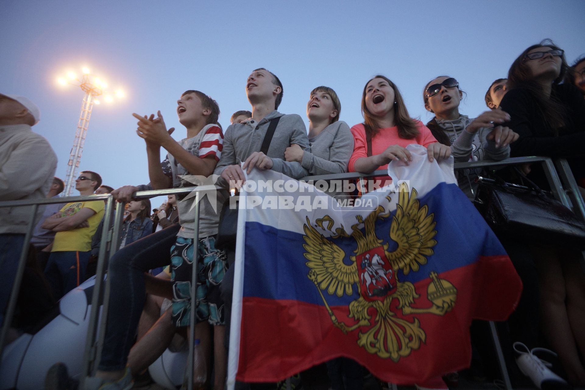 болельщики в фан-зоне смотрят матч Россия - бельгия