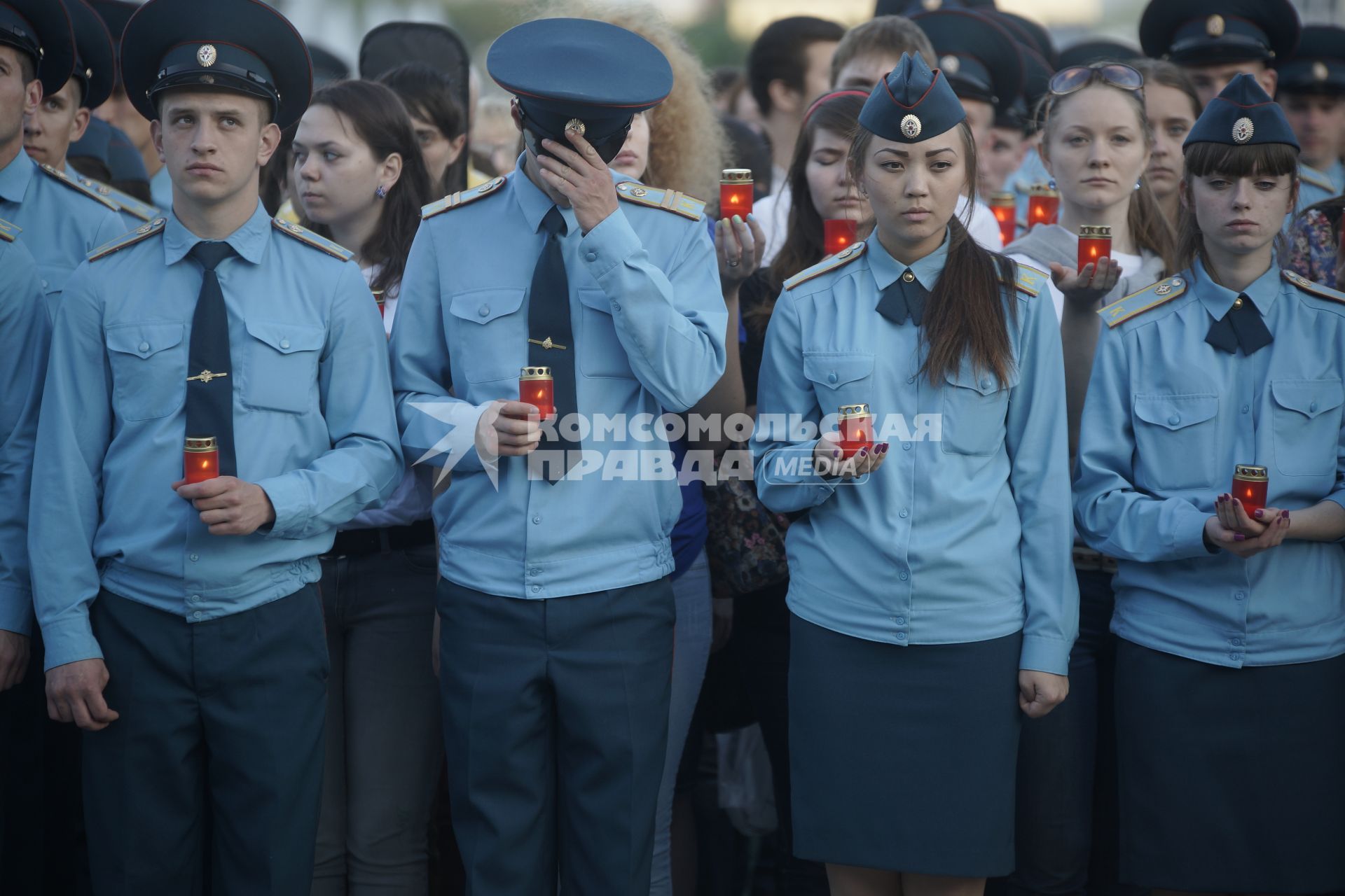 Курсанты МЧС во время проведения  акции \"Свеча памяти\" в Екатеринбурге