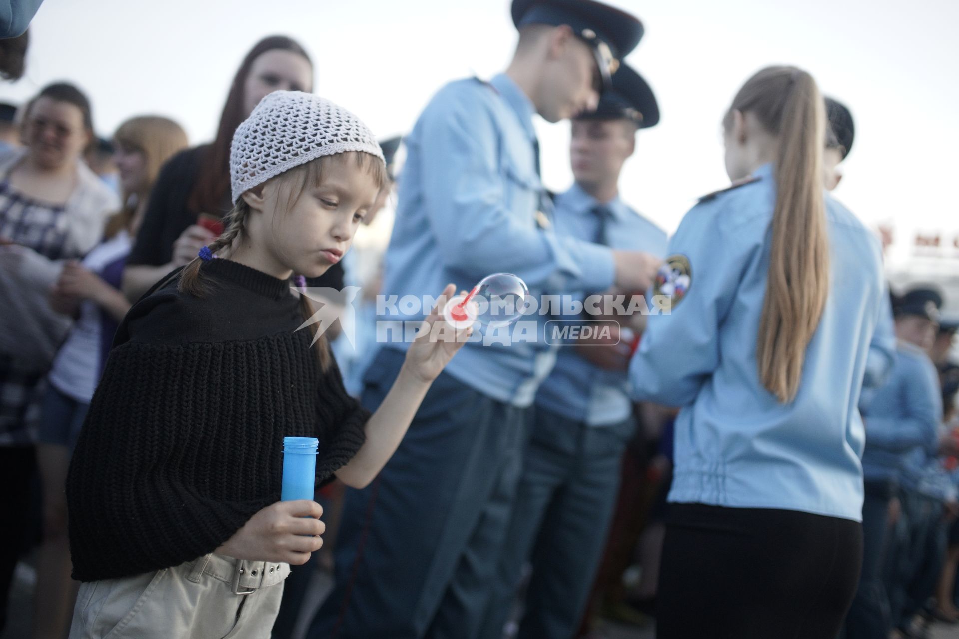 Девочка надувает мыльные пузыри перед проведением акции \"Свеча памяти\" в Екатеринбурге