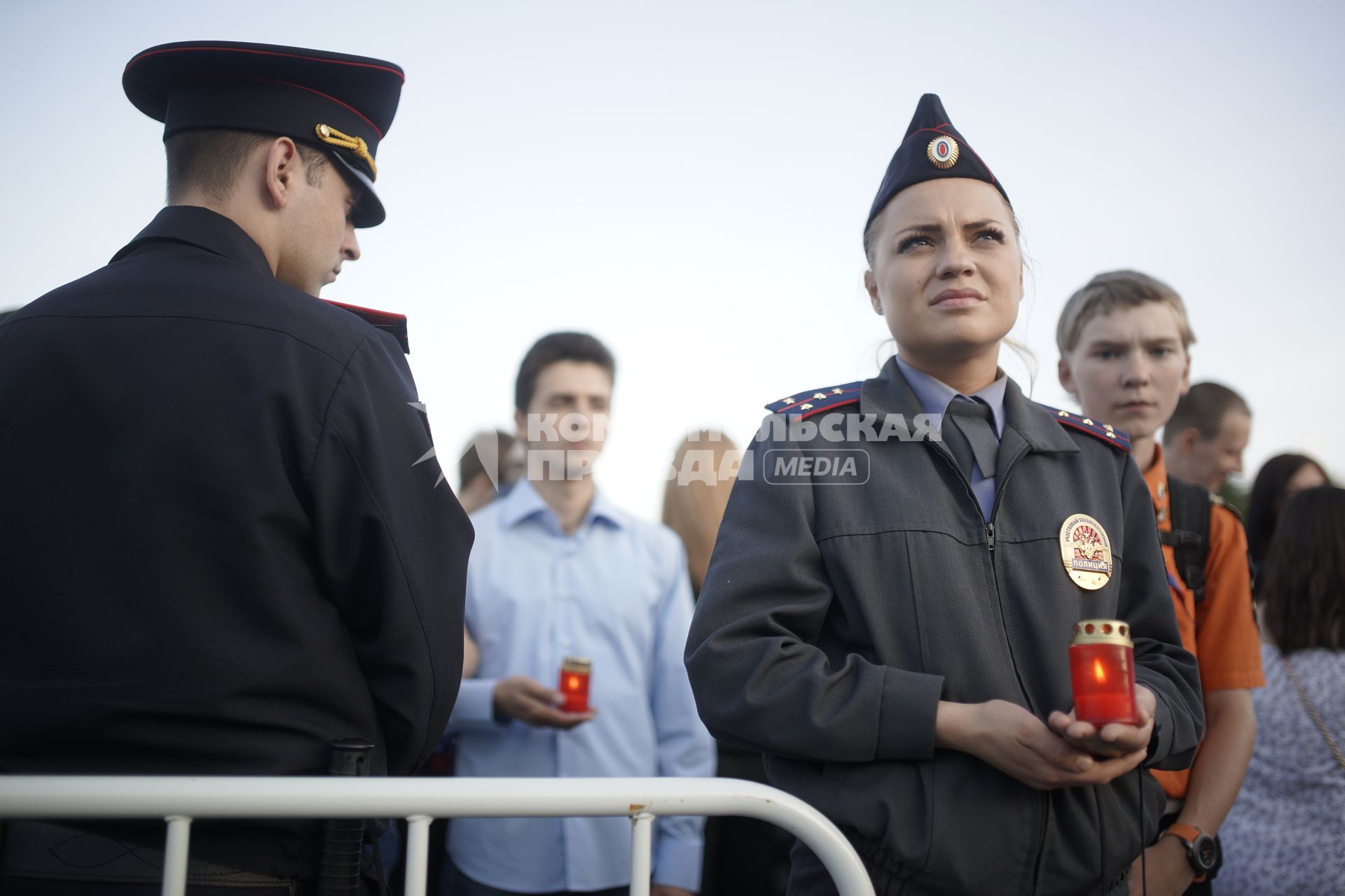 Девушка-полицейский держитзаженую лампадку во время проведения  акции \"Свеча памяти\" в Екатеринбурге