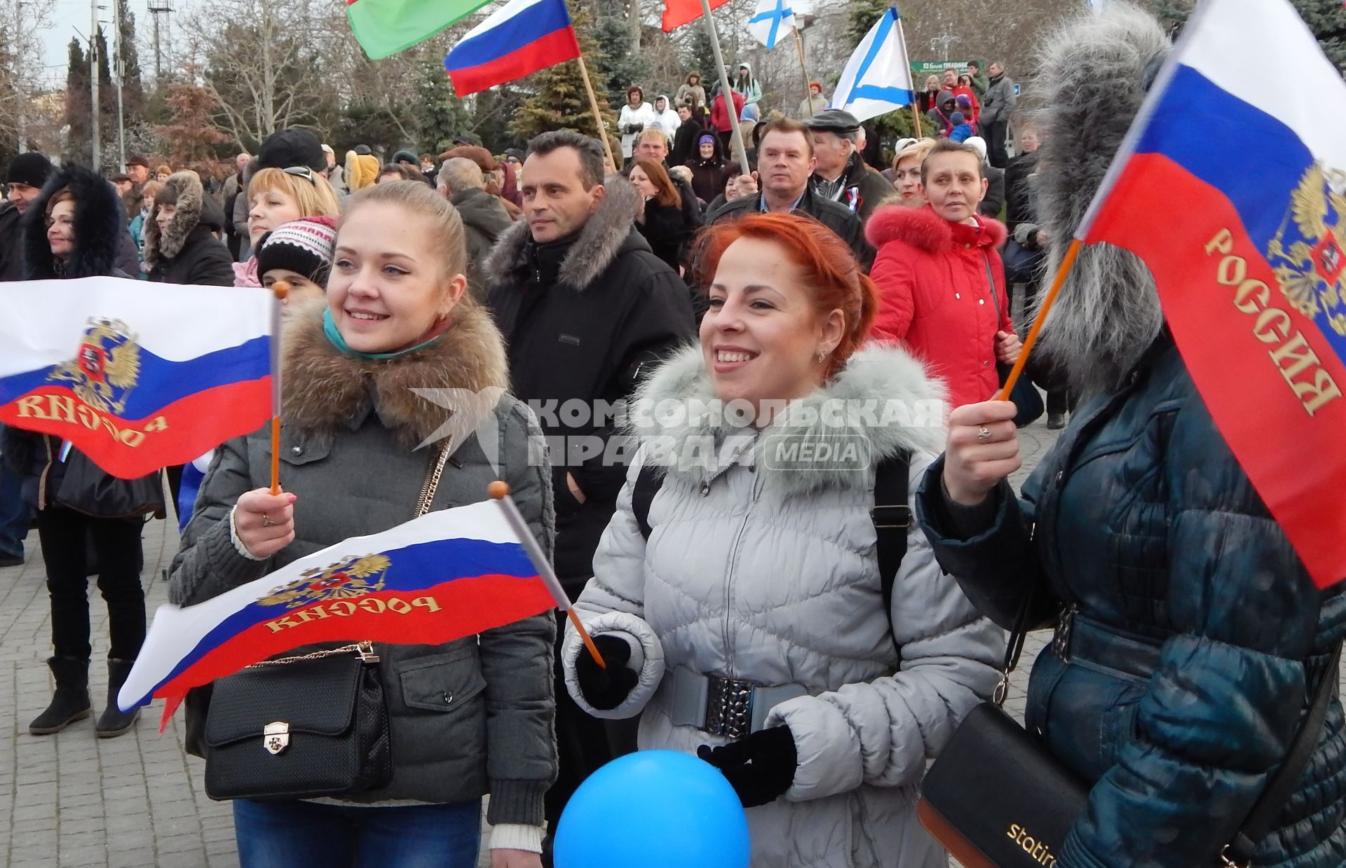 Люди празднуют воссоединение с Россией на улицах Севастополя.