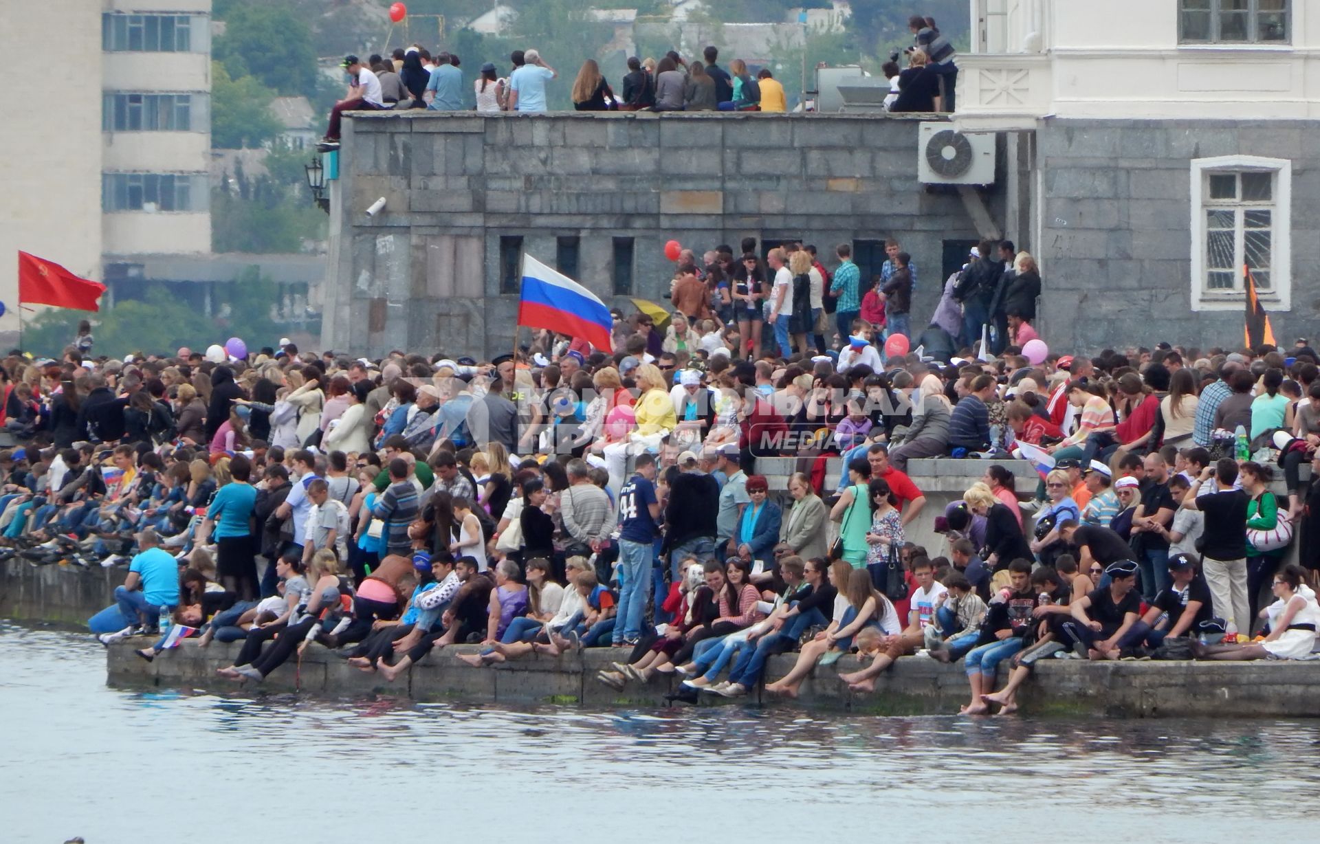 Зрители на Параде Победы в Севастополе.