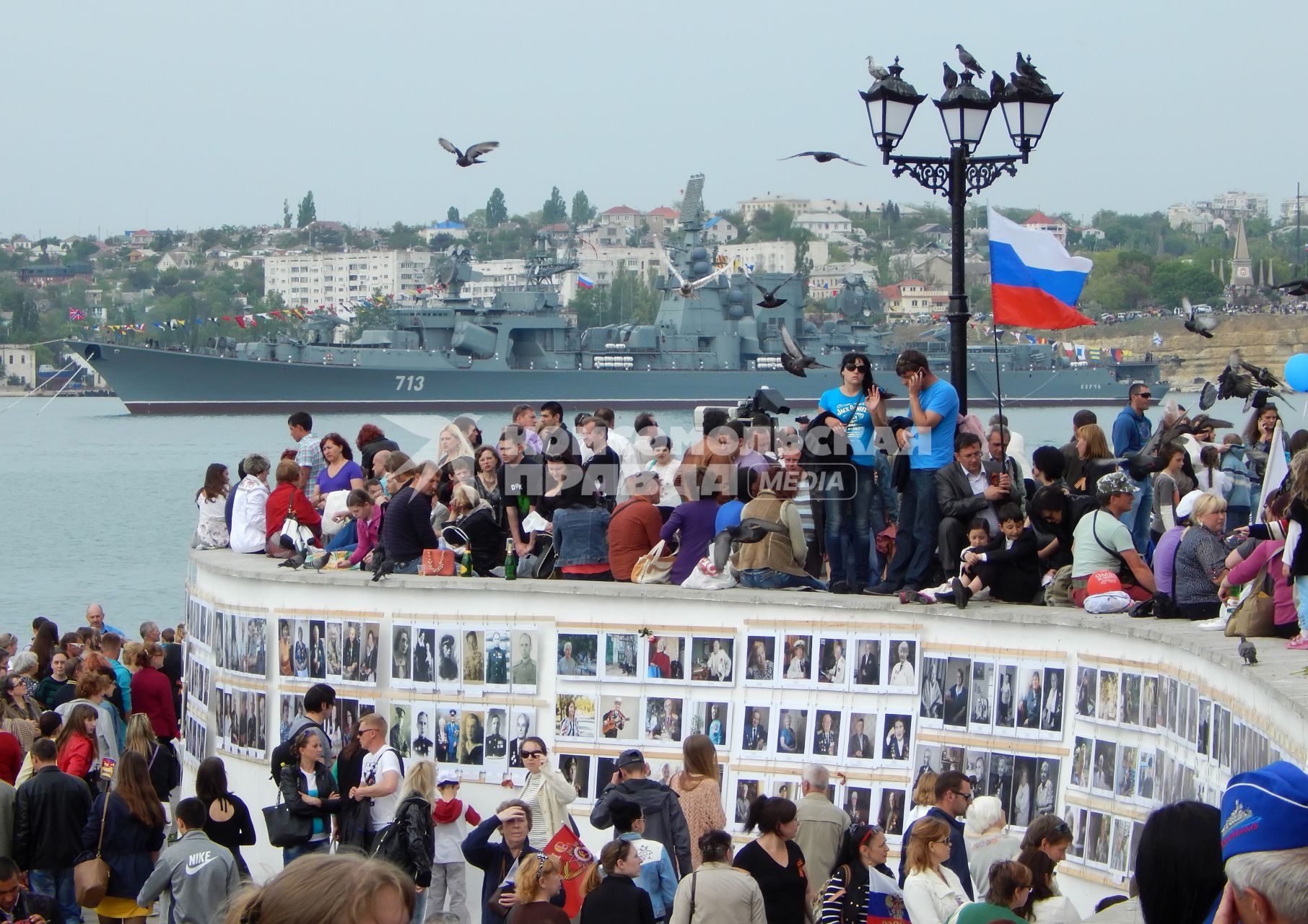 Зрители на Параде Победы в Севастополе.