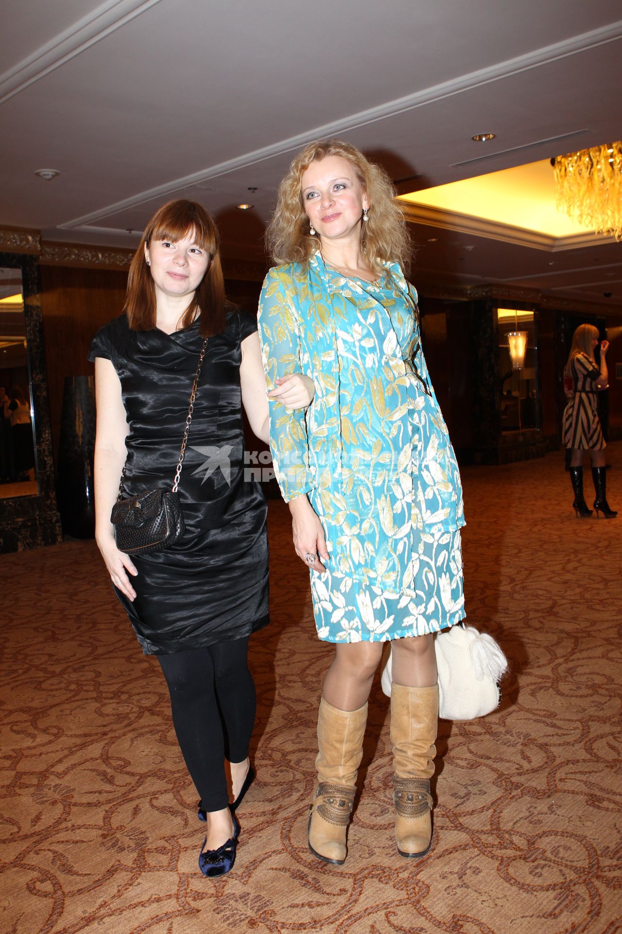 Новогодняя вечеринка и гала-ужин Fashion New Year 2011 в Lotte Hotel. На снимке: актриса Анна Терехова (справа).