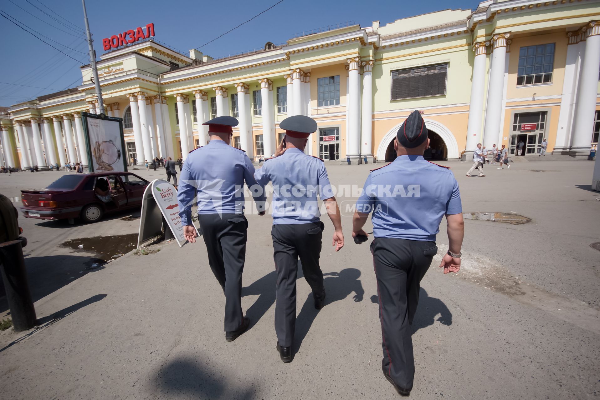 Трое полицейских идут к железнодорожному вокзалу в Екатеринбурге