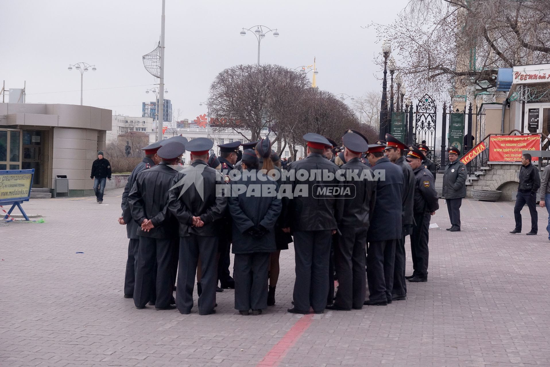 Полицейские собрались в круг и что-то обсуждают после первомайского шествия