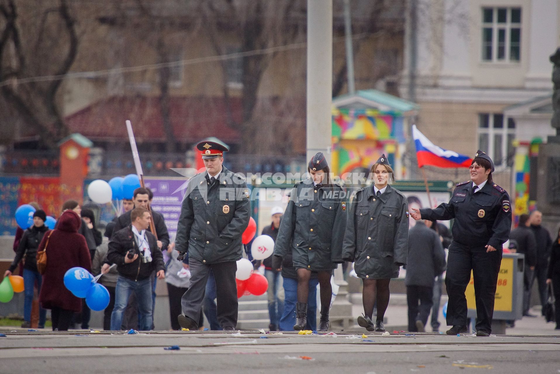 Полицейский и девушки-полицейские в курткахне по размеру после первомайского шествия