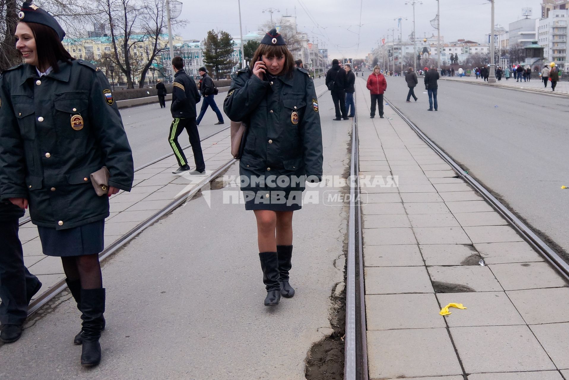 девушка-полицейский замерзла и разговаривает по телефону после первомайского шествия в еКАТЕРИНБУРГЕ