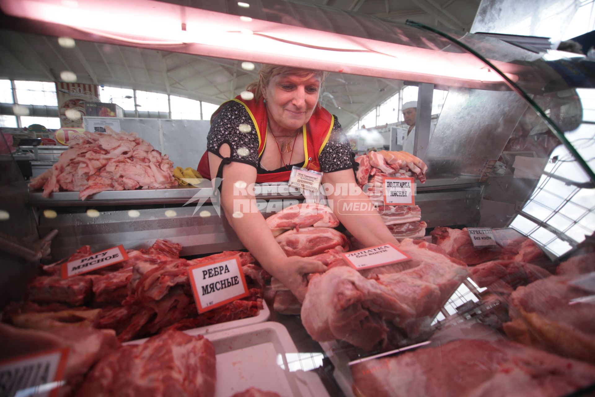 Торговля мясом на рынке.