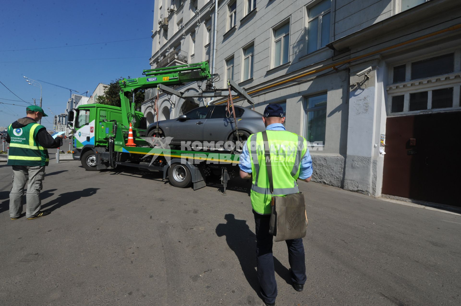 Эвакуатор забирает автомобиль на Садово-Самотечной улице.