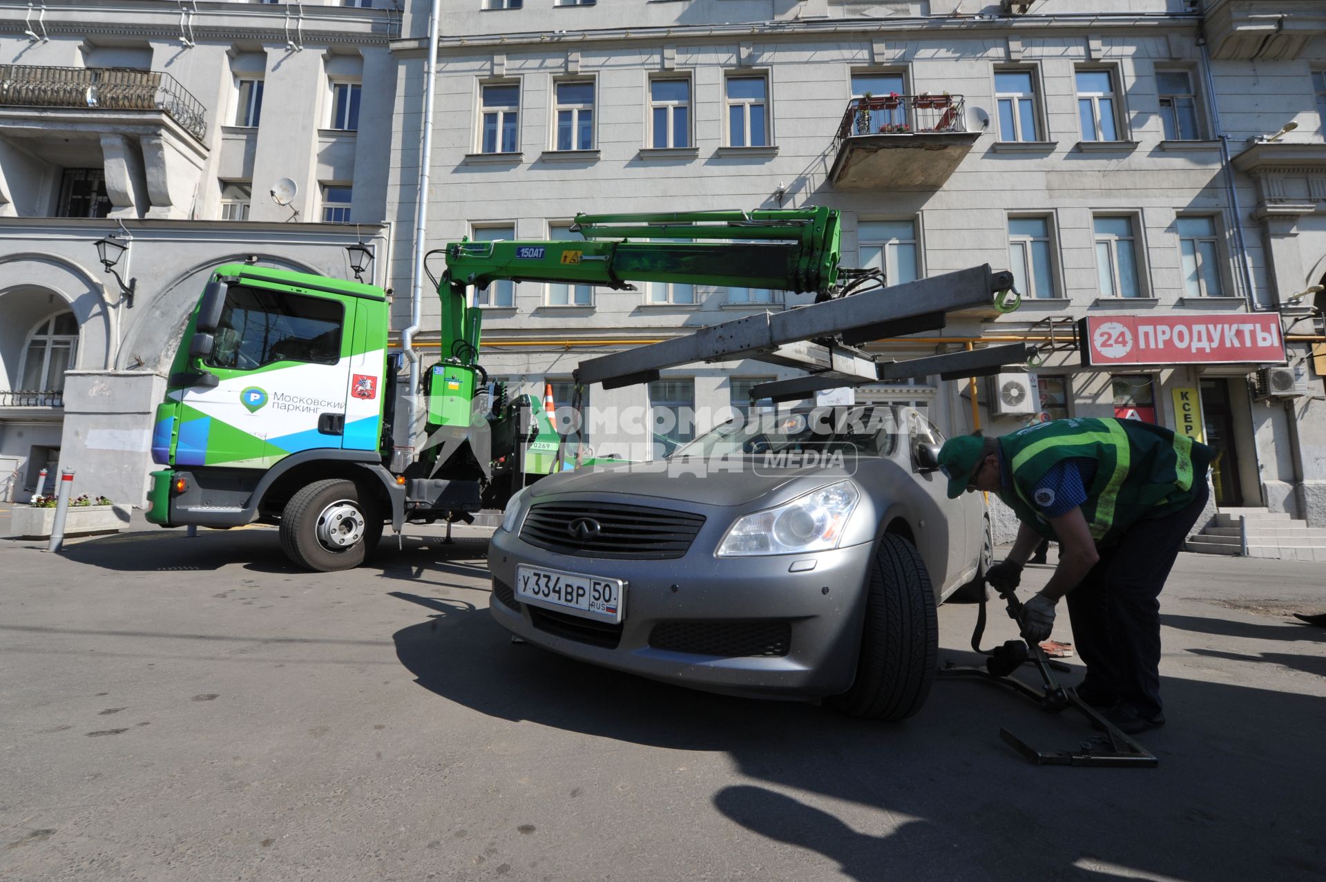 Эвакуатор забирает автомобиль на Садово-Самотечной улице.