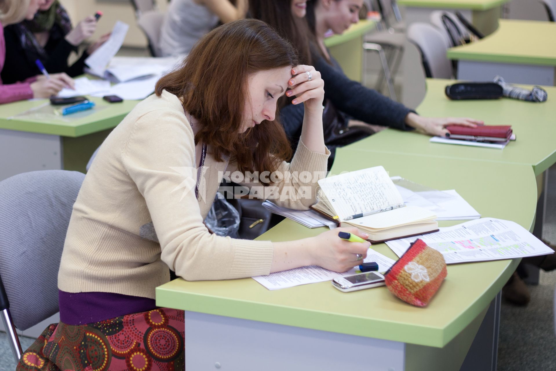 Студенты занимаются в библиотеке.