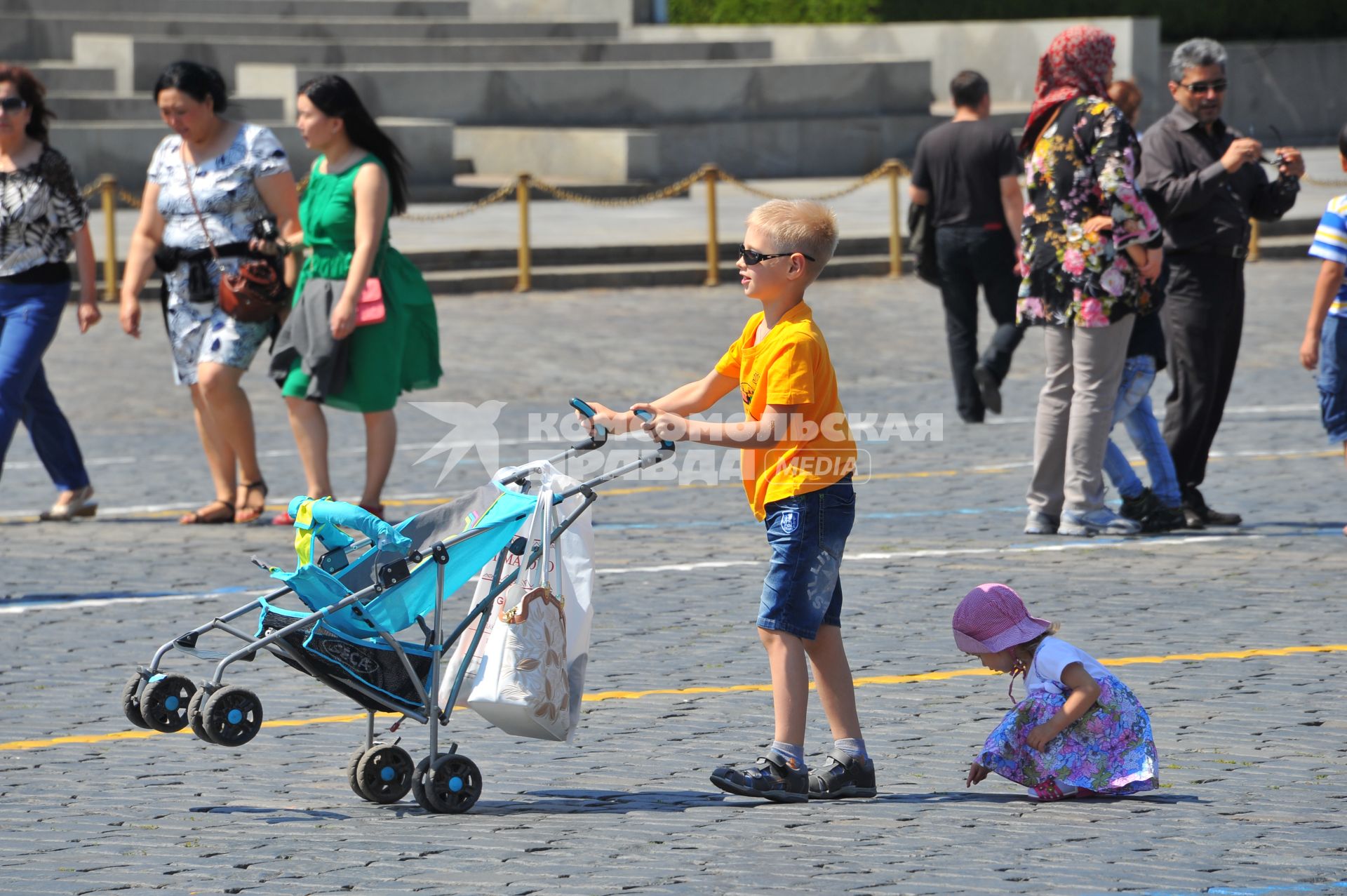 Дети гуляют по Красной площади.