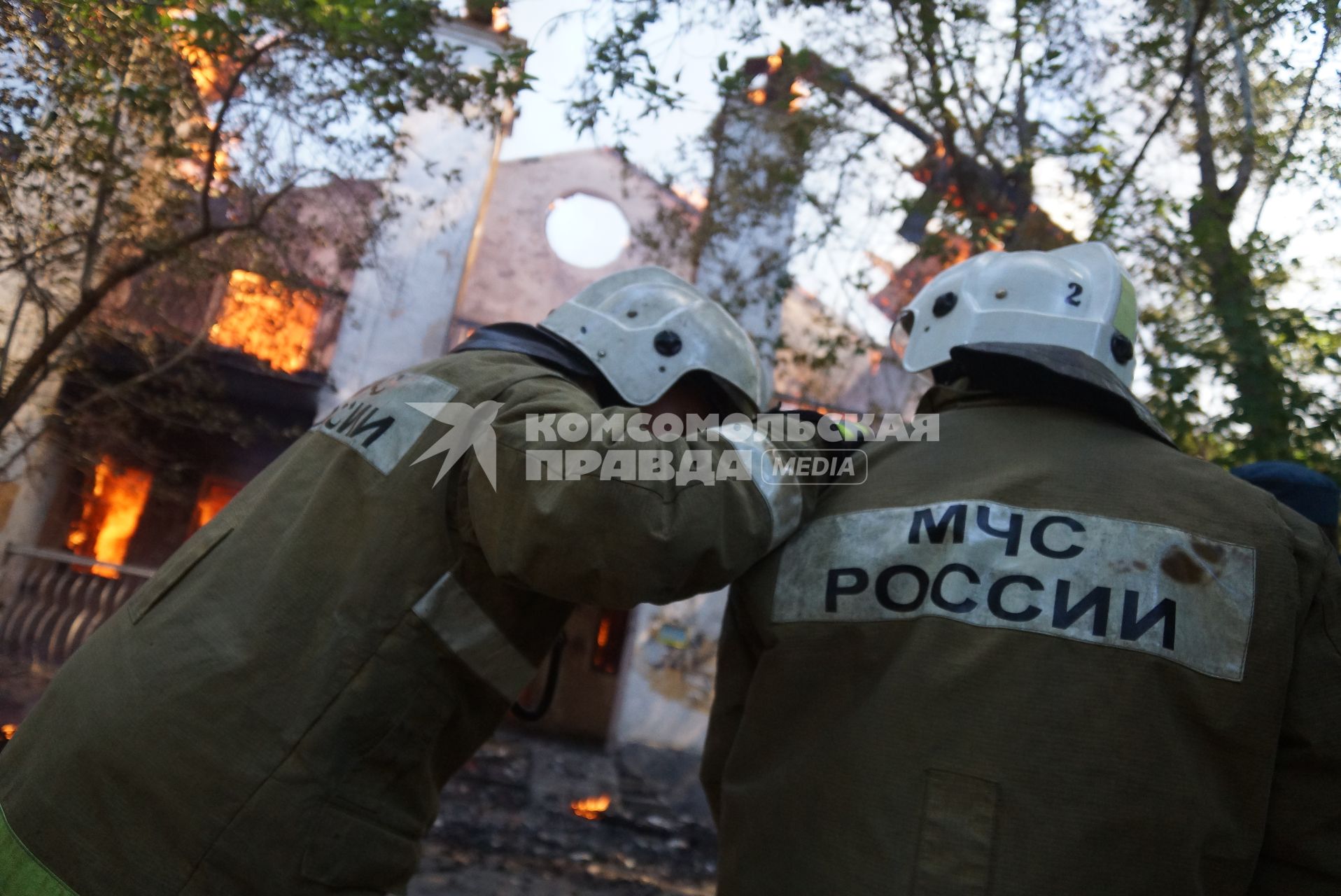 Пожарные переговариваются во время пожара в доме на Белинского 163 в Екатеринбурге