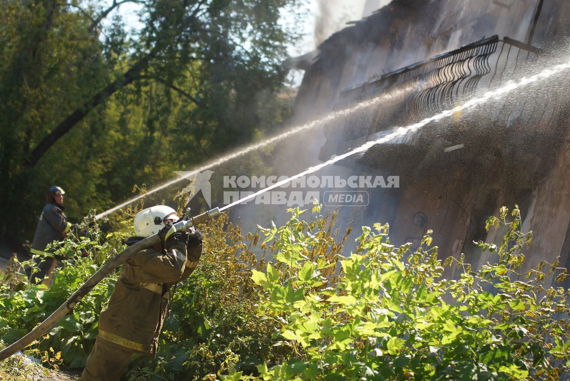 Пожарные тушат горящий дом в Екатеринбурге