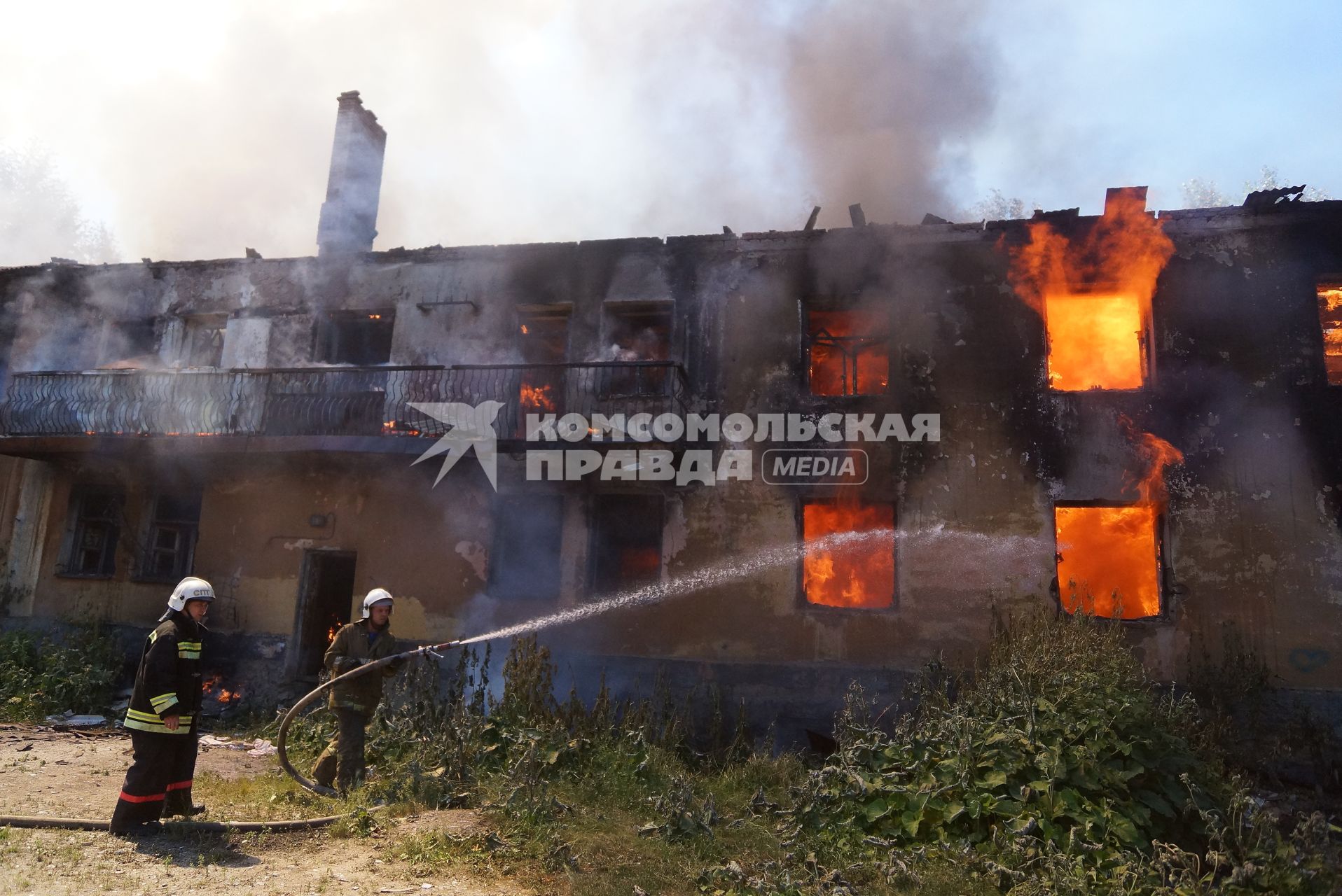 Пожарный тушит горящий дом в Екатеринбурге