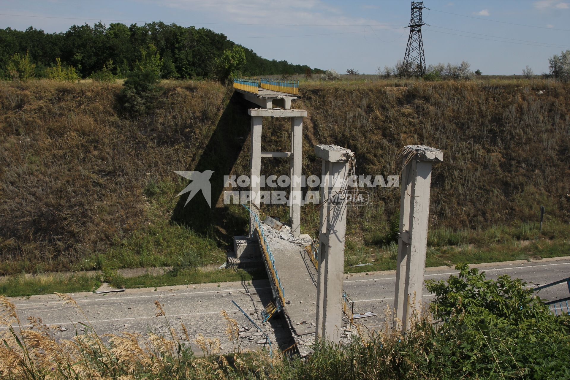 Станица Луганская. Авиация украинской армии подвергла станицу прямому авиаудару в 11 утра. Около 20 человек убиты и ранены. На снимке: разбомбленный мост.