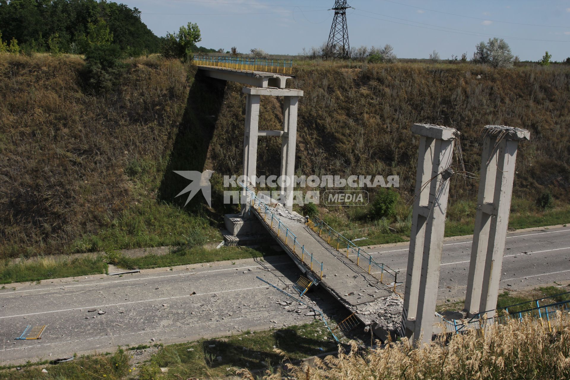 Станица Луганская. Авиация украинской армии подвергла станицу прямому авиаудару в 11 утра. Около 20 человек убиты и ранены. На снимке: разбомбленный мост.