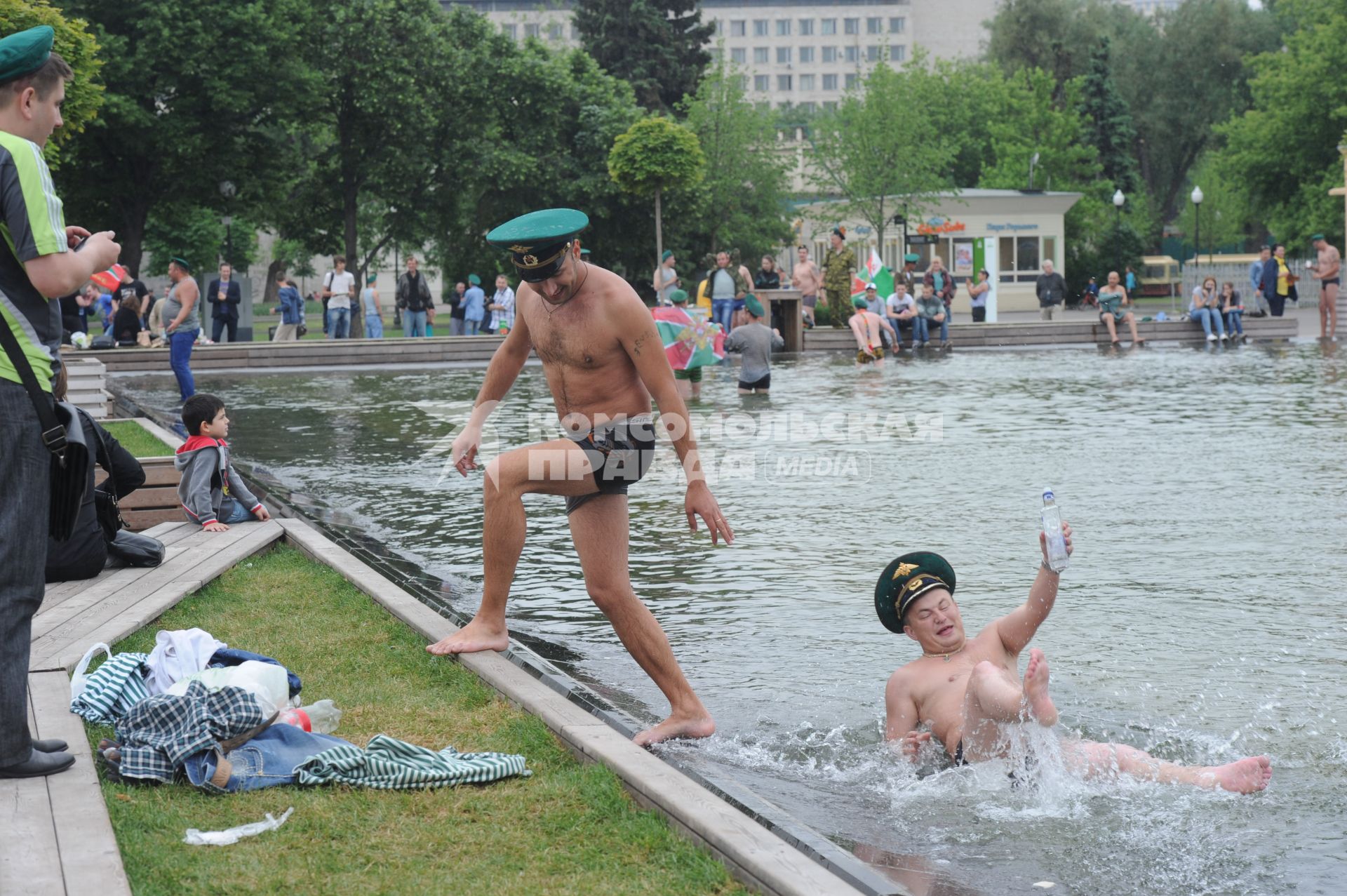 Празднование Дня пограничника. На снимке: купание в фонтане.