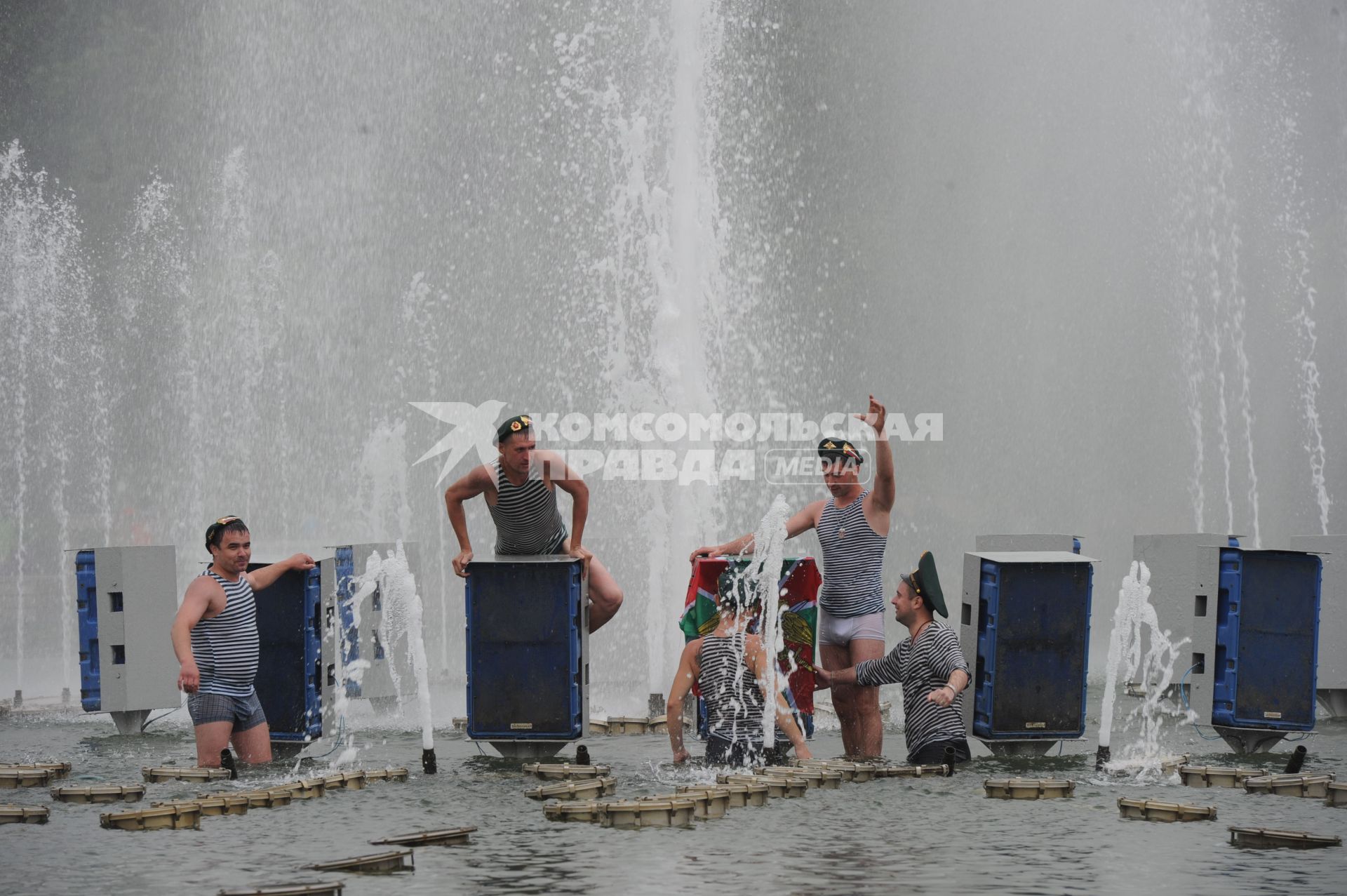 Празднование Дня пограничника. На снимке: купание в фонтане.