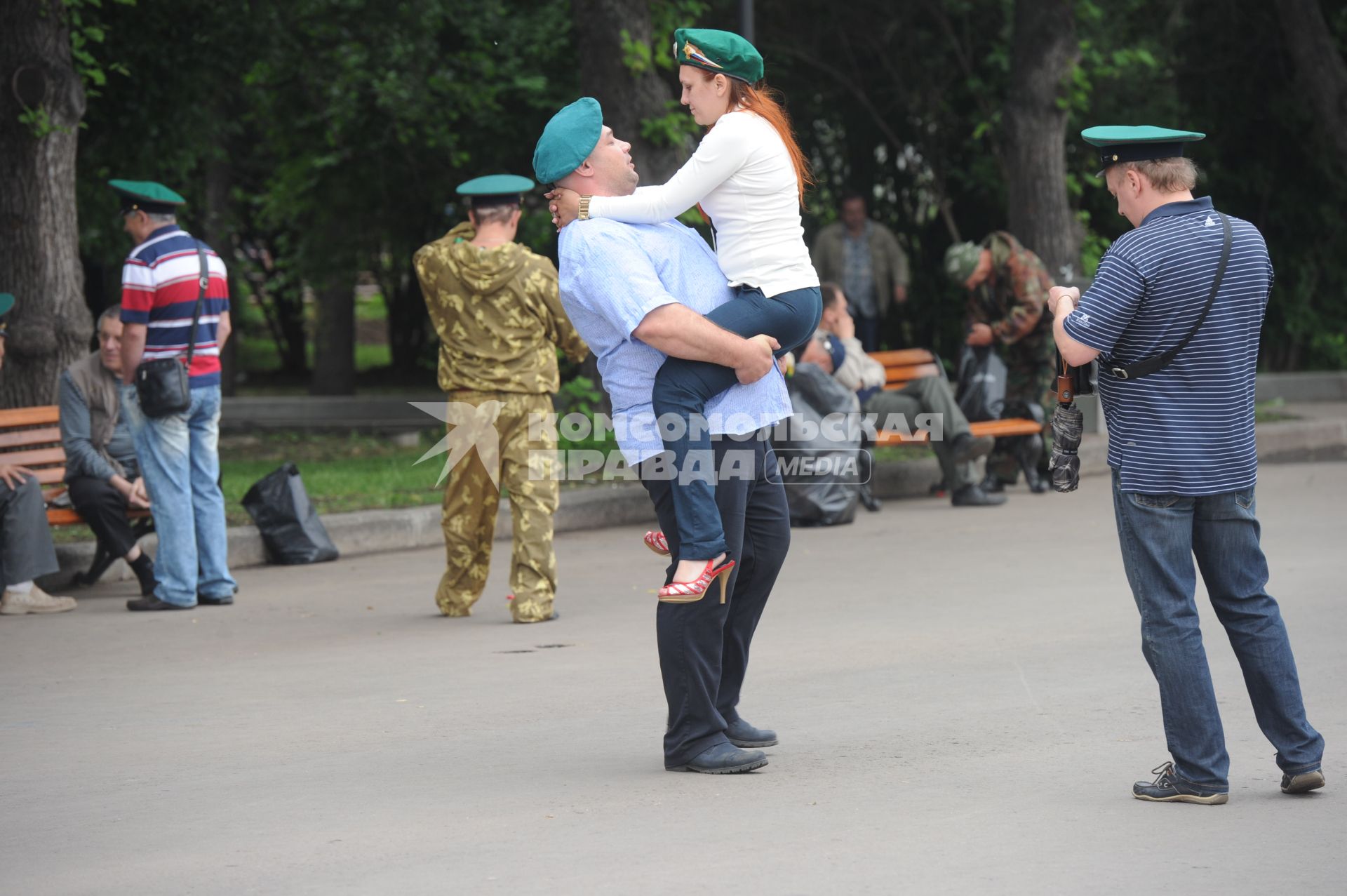 Празднование Дня пограничника. На снимке: девушка на руках у мужчины.