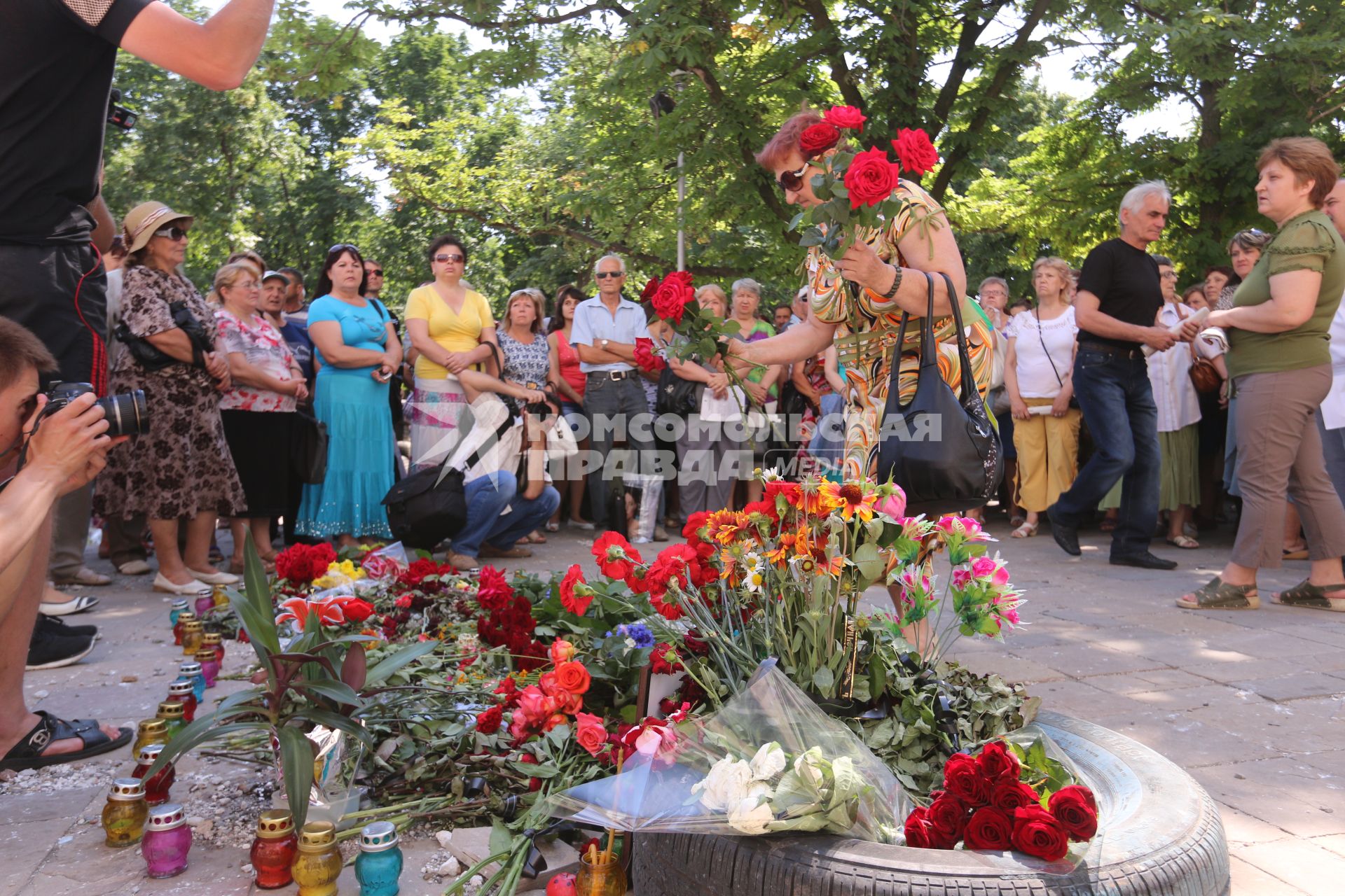 Луганск. На снимке: цветы и свечи у здания Луганской областной администрации, в память о погибших во время авиаудара со стороны украинской армии.