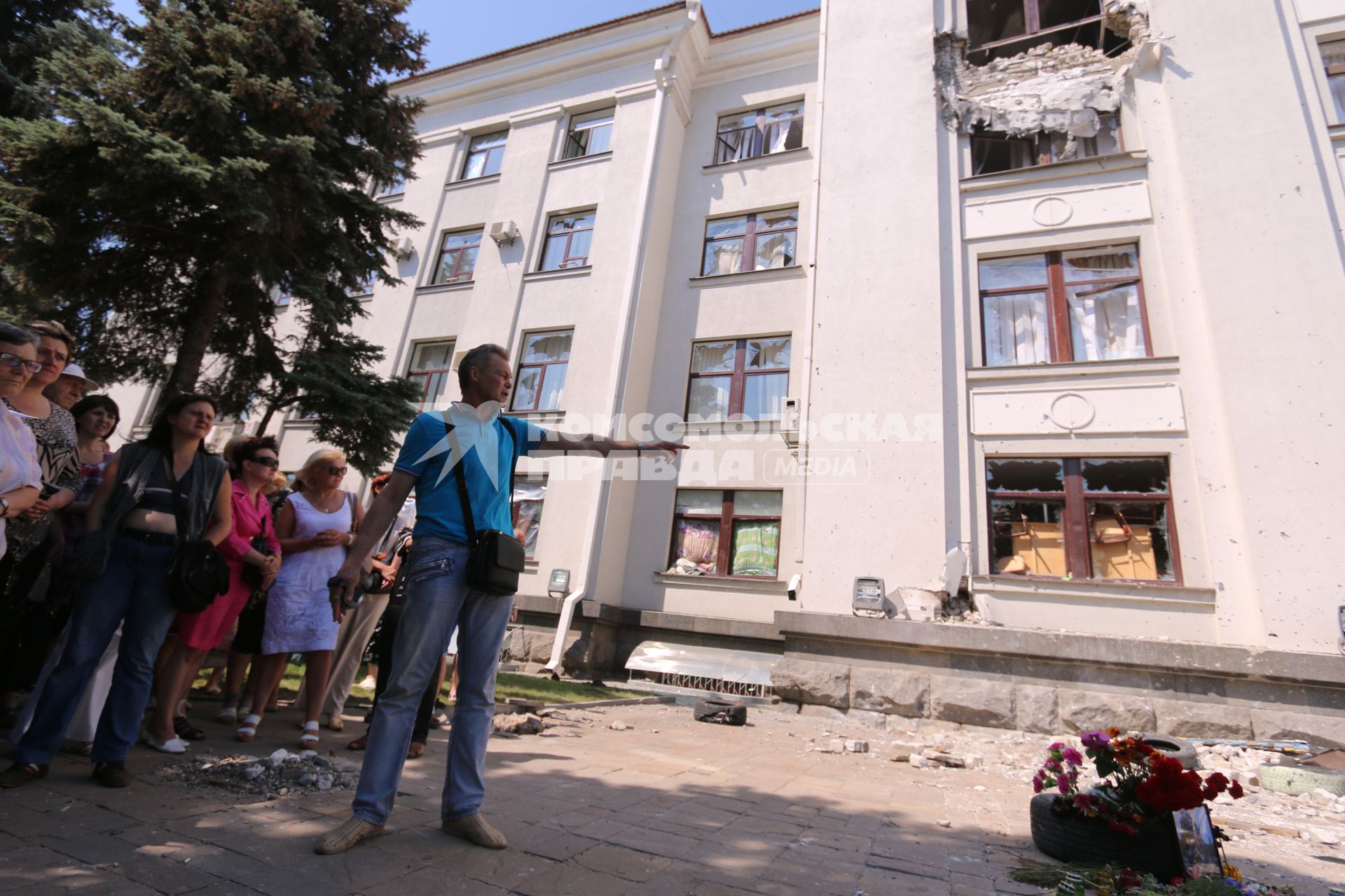 Луганск. На снимке: цветы и свечи у здания Луганской областной администрации, в память о погибших во время авиаудара со стороны украинской армии.