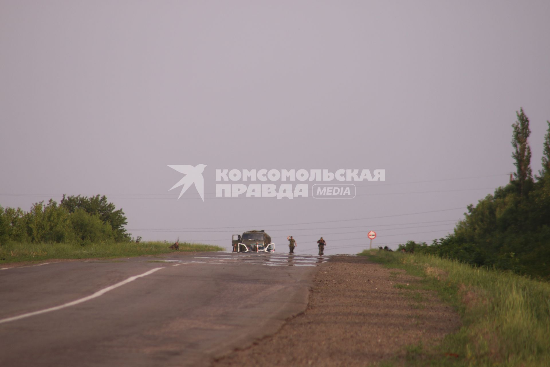 Луганская область. Военнослужащие погранотряда, дислоцирующегося в Свердловске, покинули свою часть и вместе с женами и детьми направляются в сторону Харькова. На снимке: ополченцы, сопровождающие колонну пограничников.