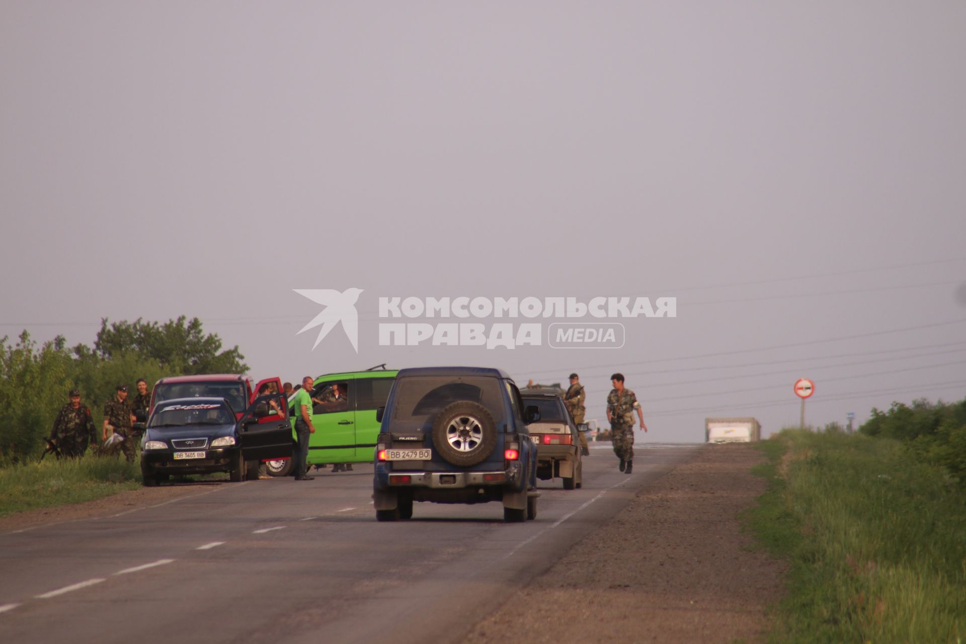 Луганская область. Военнослужащие погранотряда, дислоцирующегося в Свердловске, покинули свою часть и вместе с женами и детьми направляются в сторону Харькова. На снимке: ополченцы, сопровождающие колонну пограничников.