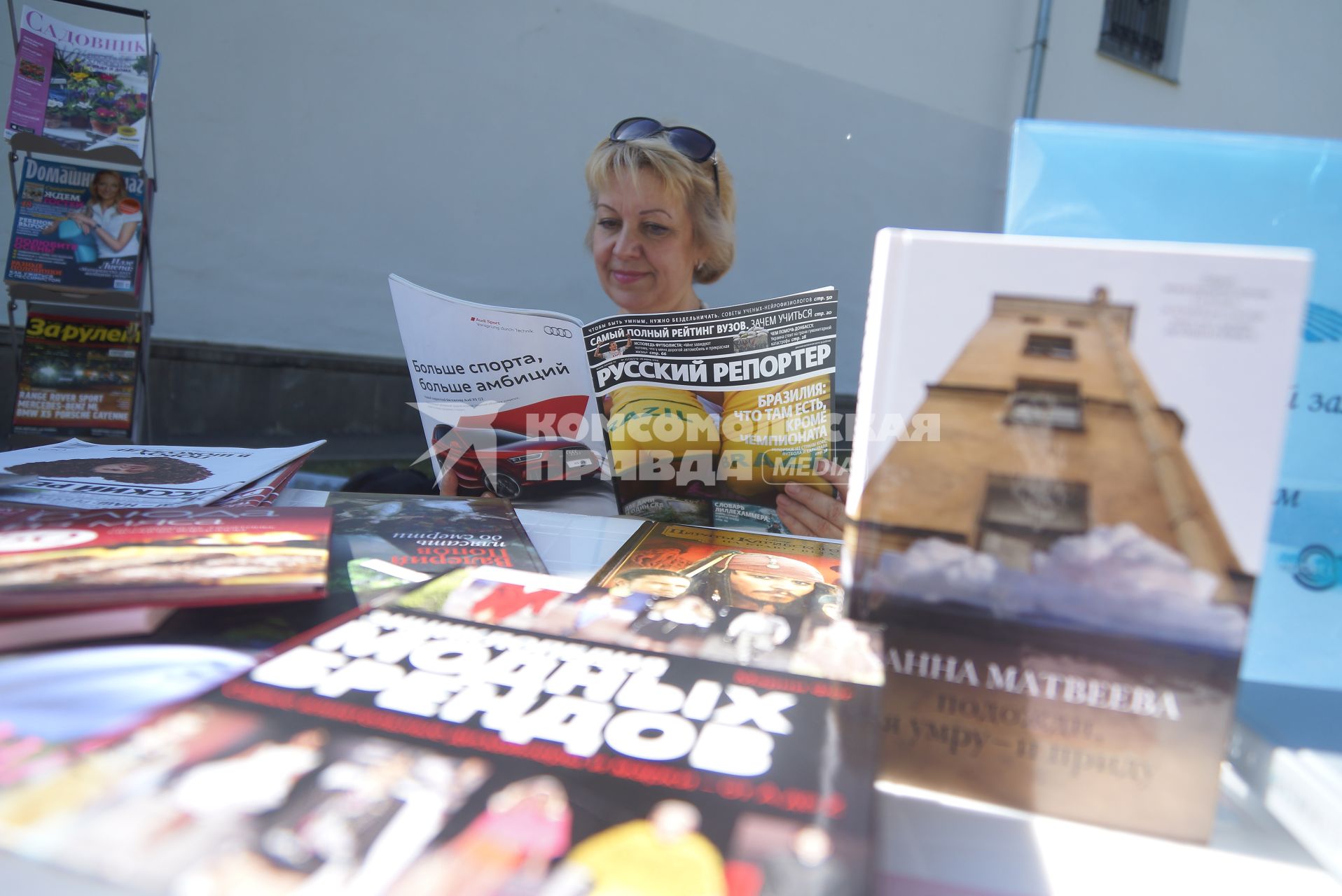 женцина читает журнал в  библиотеке под открытым небом  в Екатеринбурге