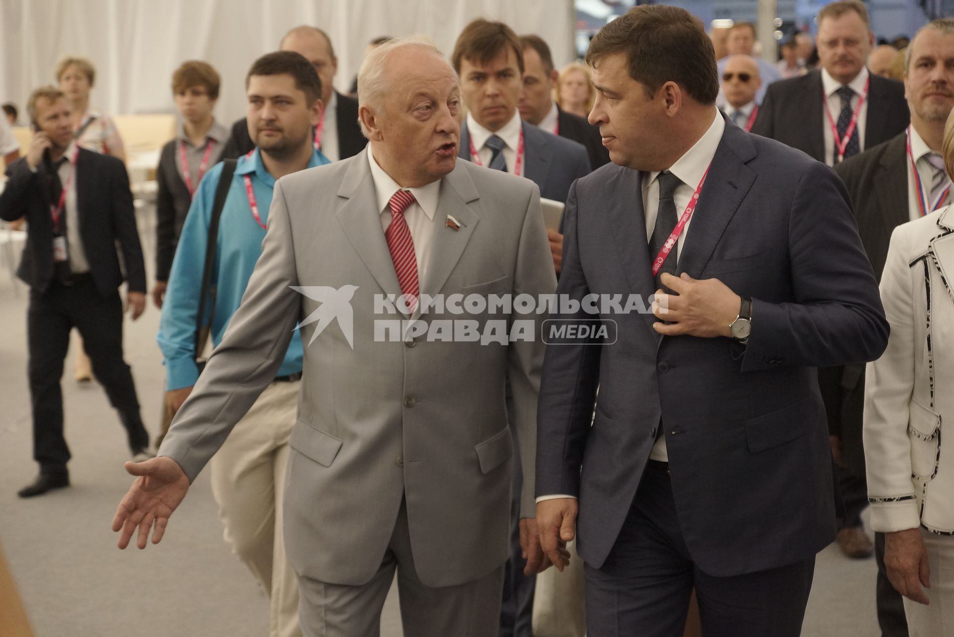 Губернатор Свердловской области Евгений Куйвашев (Справа) и бывший губернатор СО Эдуард Россель (слева) на открытии выставки Иннопром в Екатеринбурге