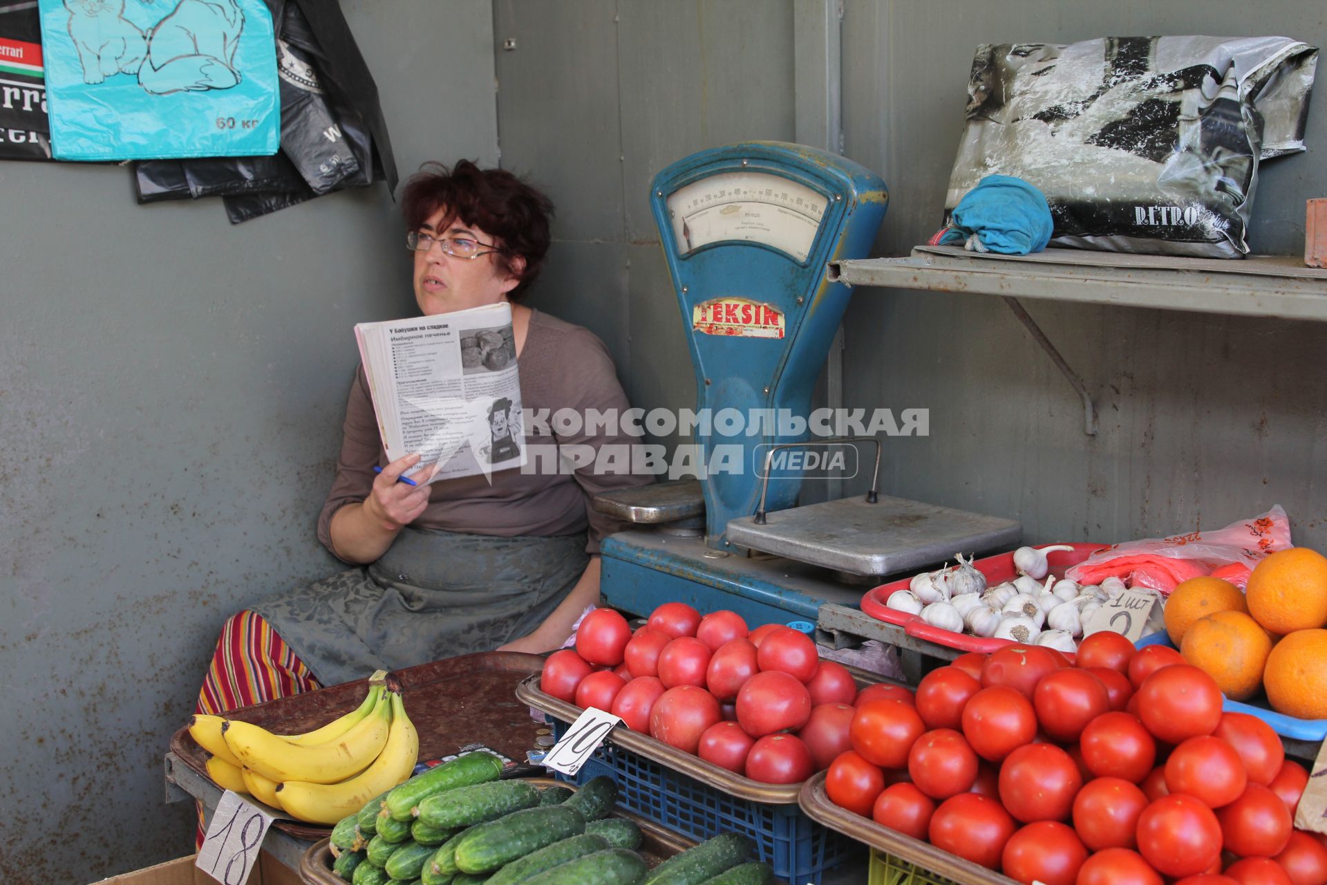 Луганск. На снимке: продавщица овощей и фруктов.