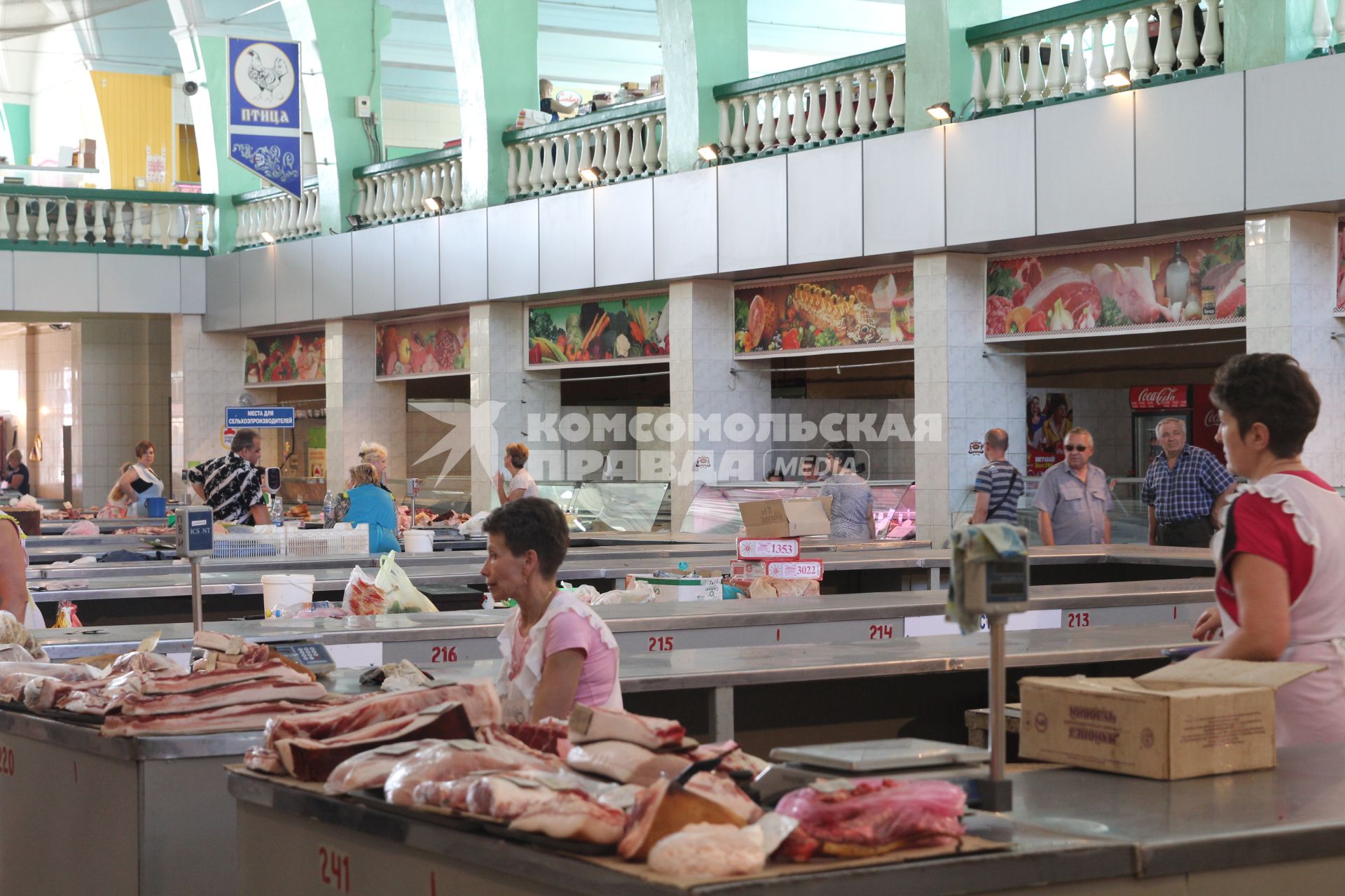 Луганск. Рынок. После оттока покупателей некоторые цены на рынке немного снизились, кроме цен на мясо.