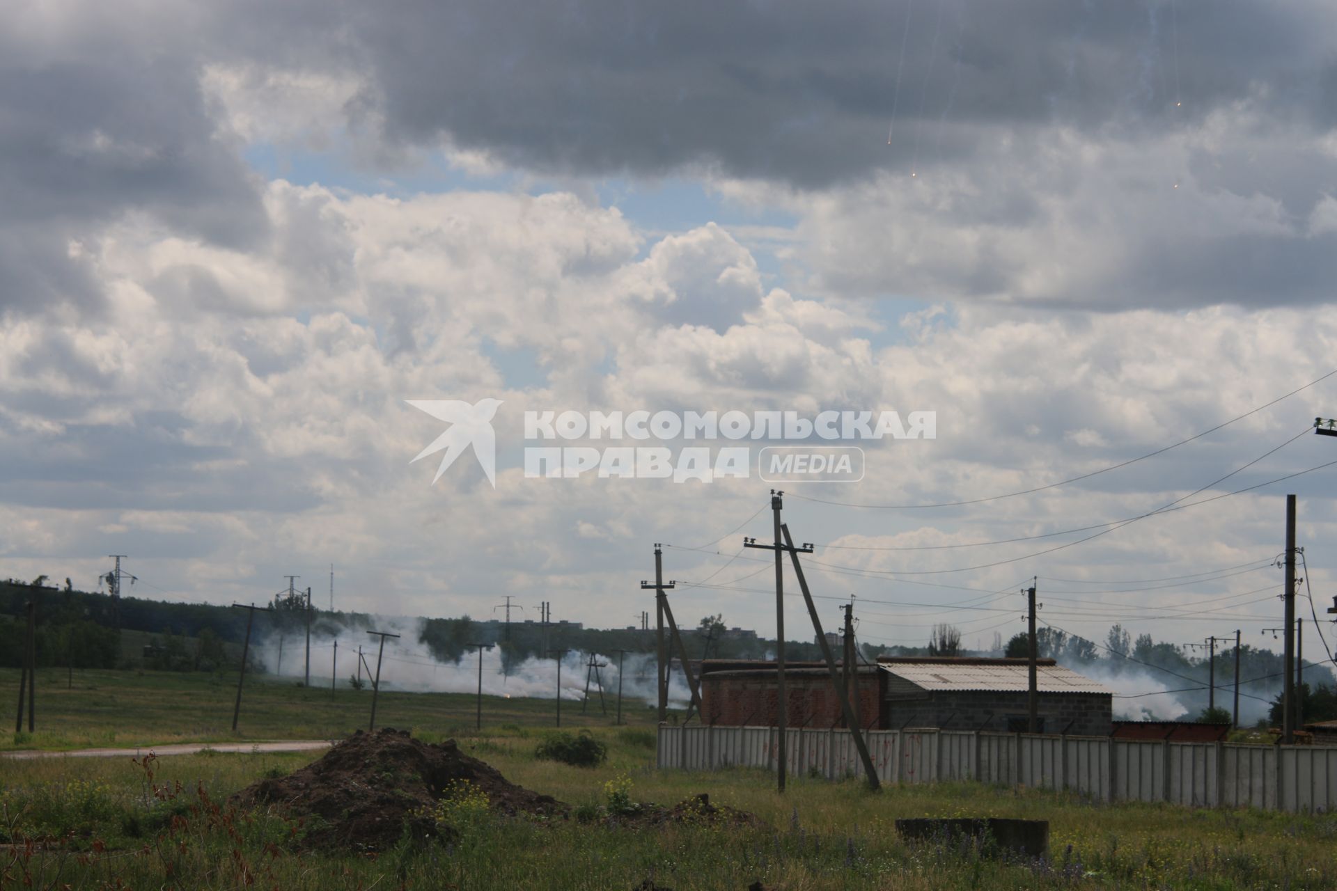 Село Семеновка. Украинская армия обстреливает село запрещенными фосфорными минами. Подобные использовались в Сирии.