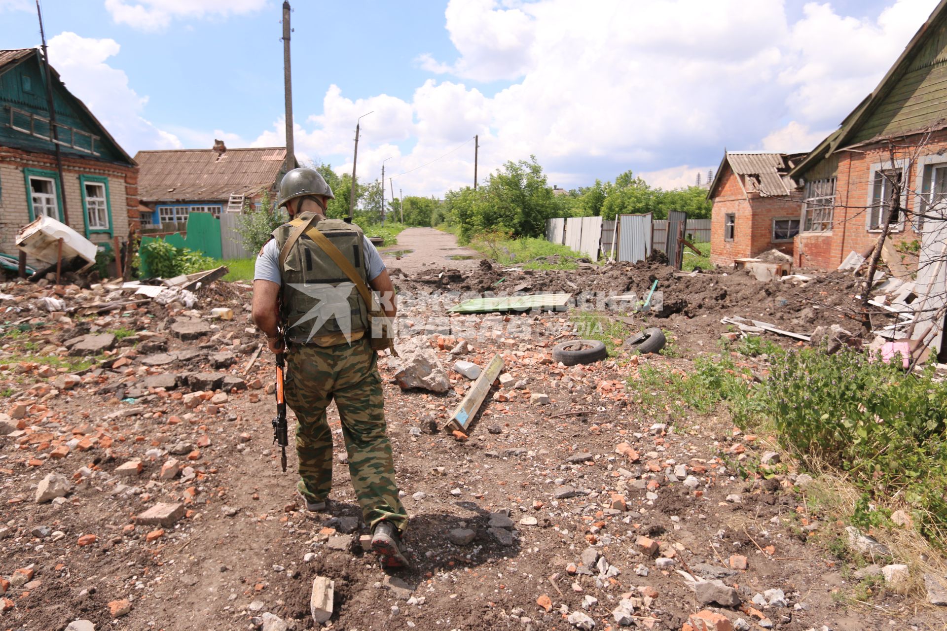 Село Семеновка. Последствия минаметного удара со стороны украинской армии. На снимке: ополченец.