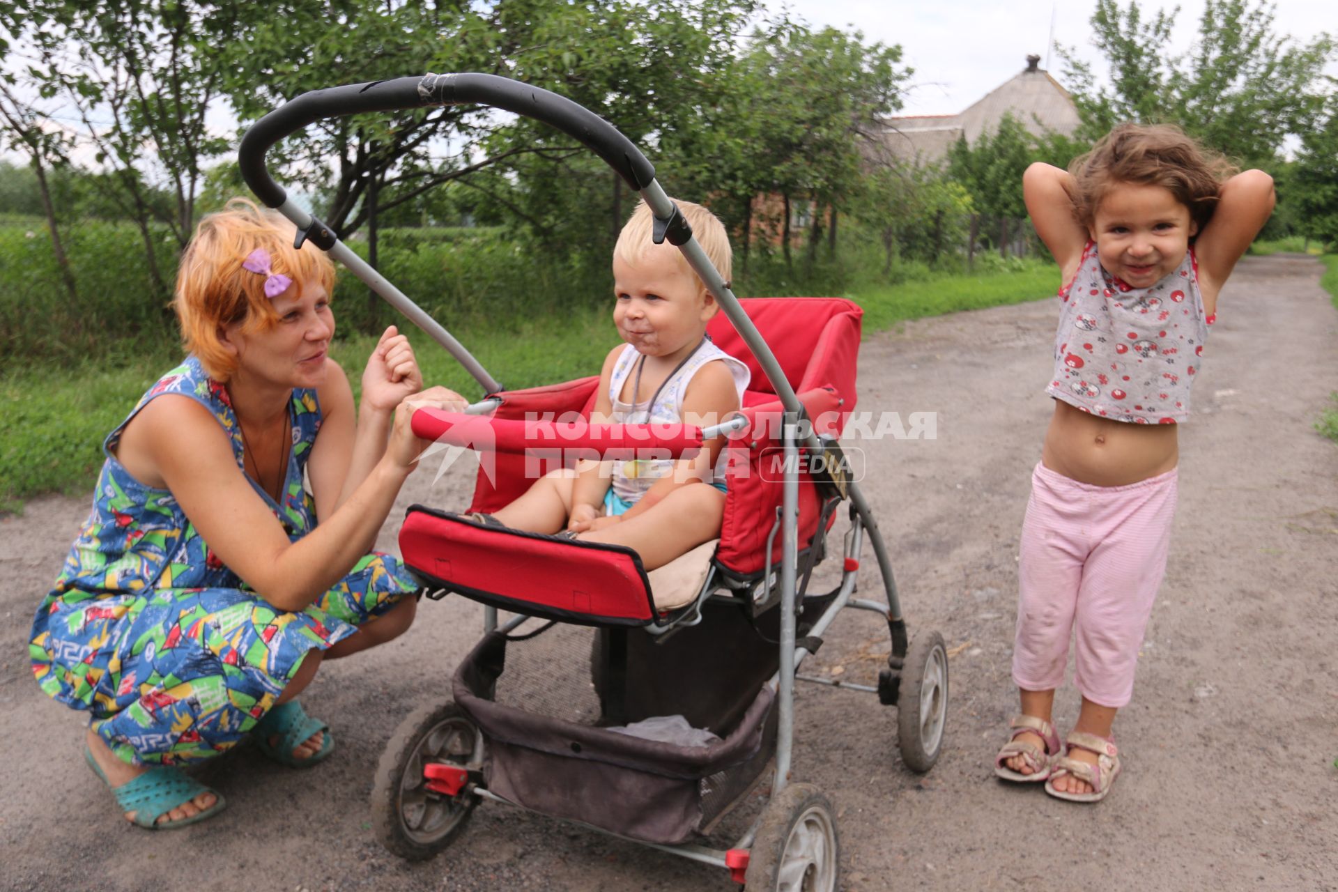 Село Семеновка. На снимке: семья Собченко - Вика с маленьким Антошкой и Любой .