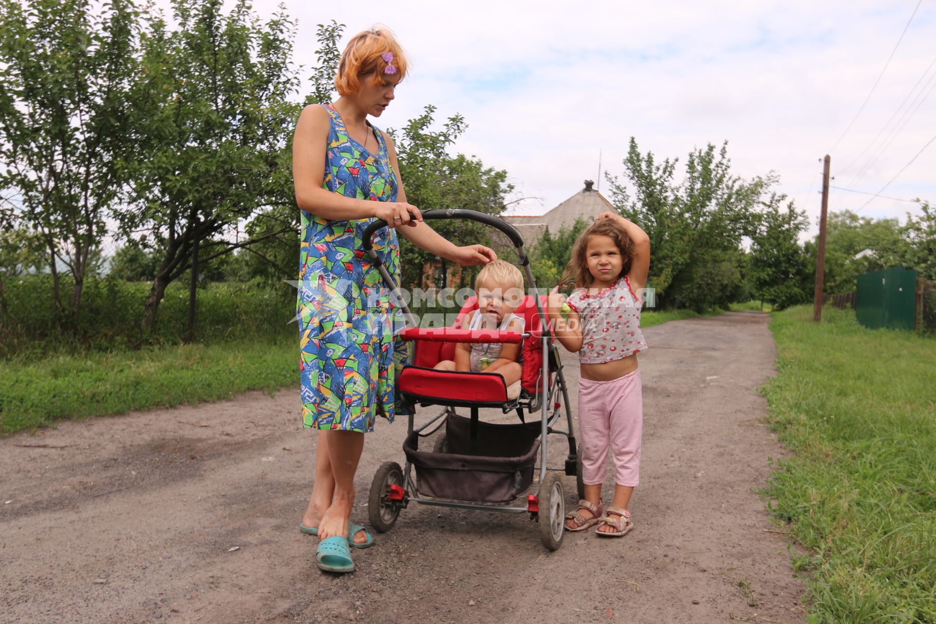 Село Семеновка. На снимке: семья Собченко - Вика с маленьким Антошкой и Любой .