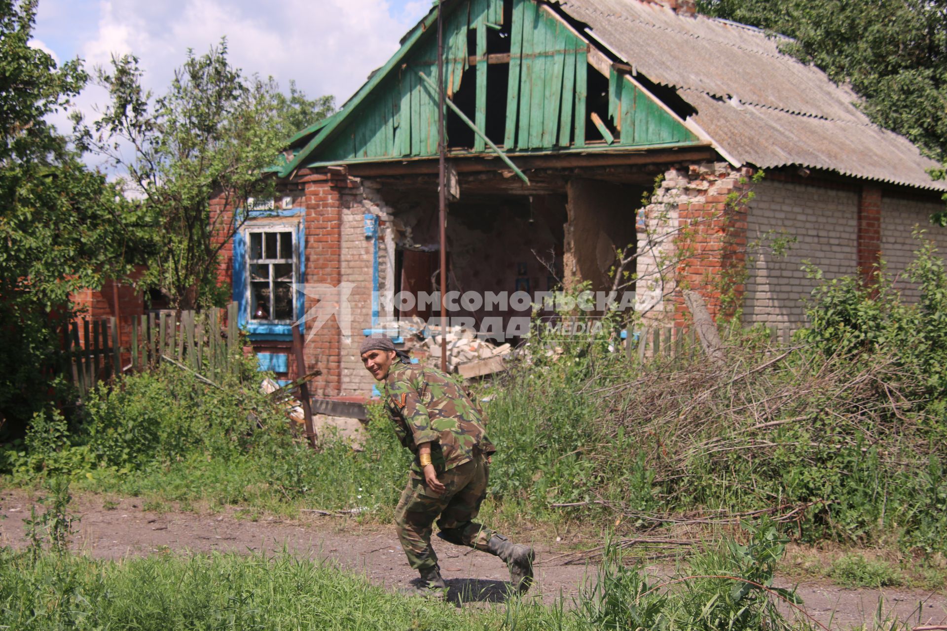 Село Семеновка. Последствия минаметного удара со стороны украинской армии. На снимке: разрушенный дом.