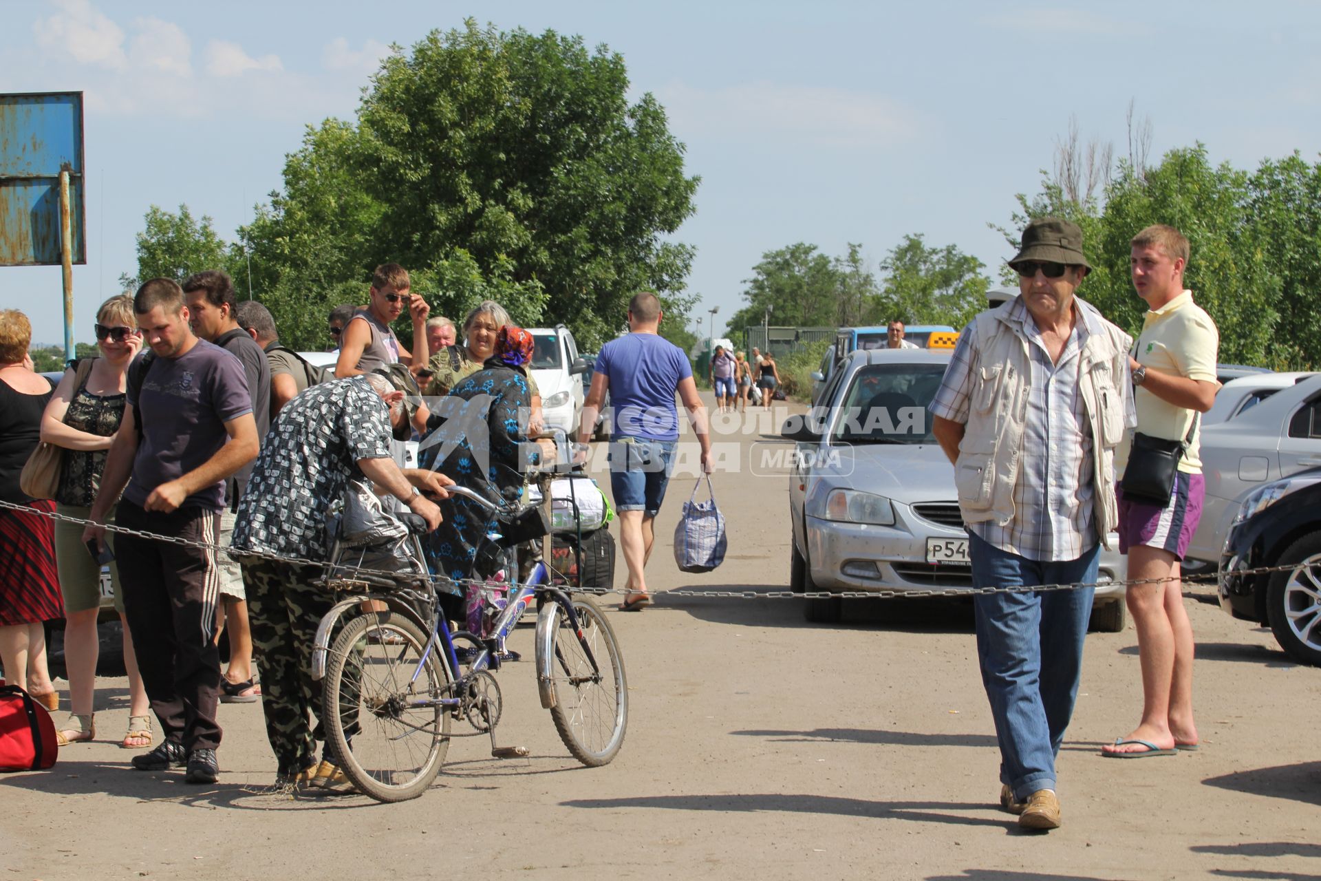 Поселок Северный. КПП. Российско-украинская граница. На снимке: беженцы из Луганской области.