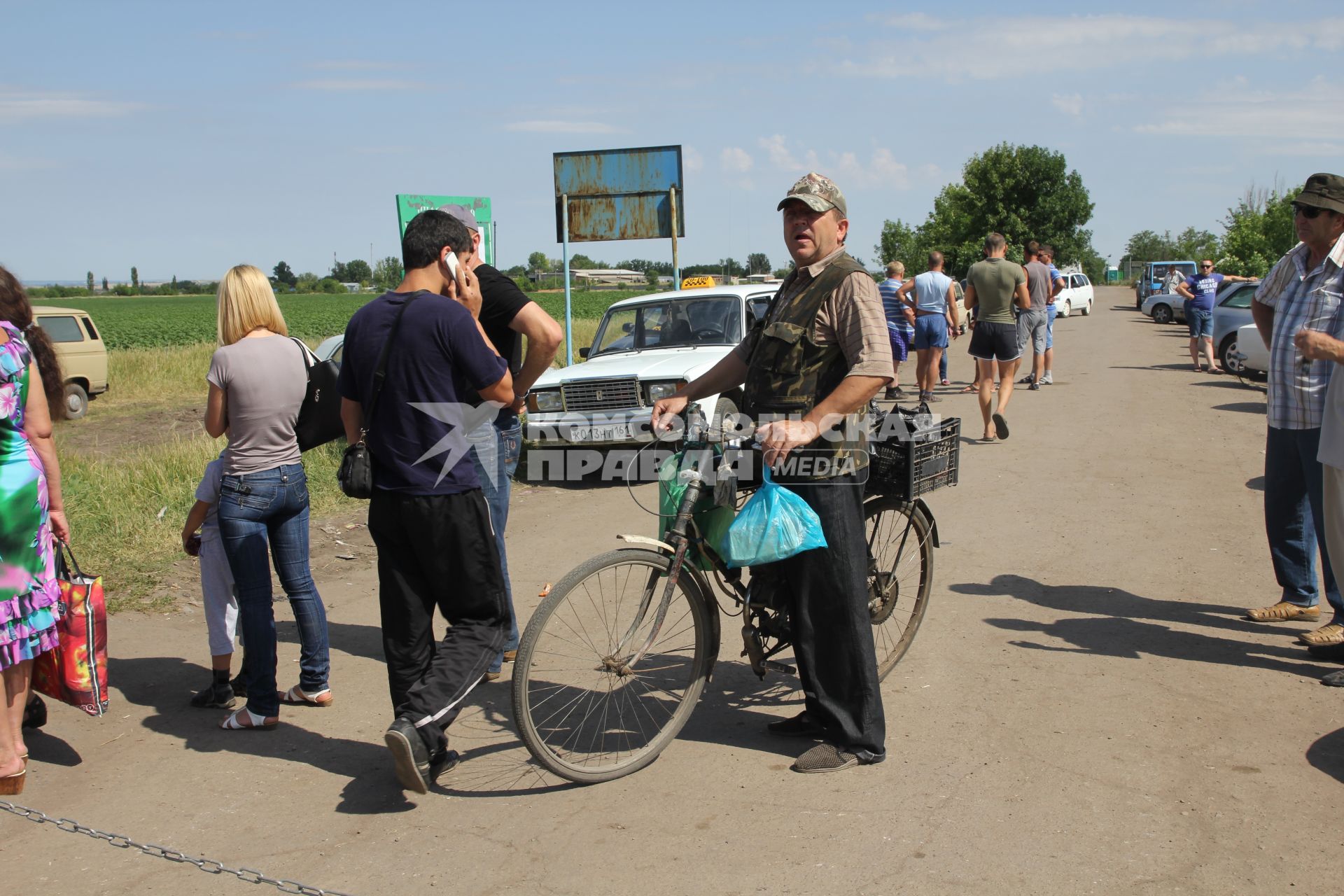 Поселок Северный. КПП. Российско-украинская граница. На снимке: беженцы из Луганской области.