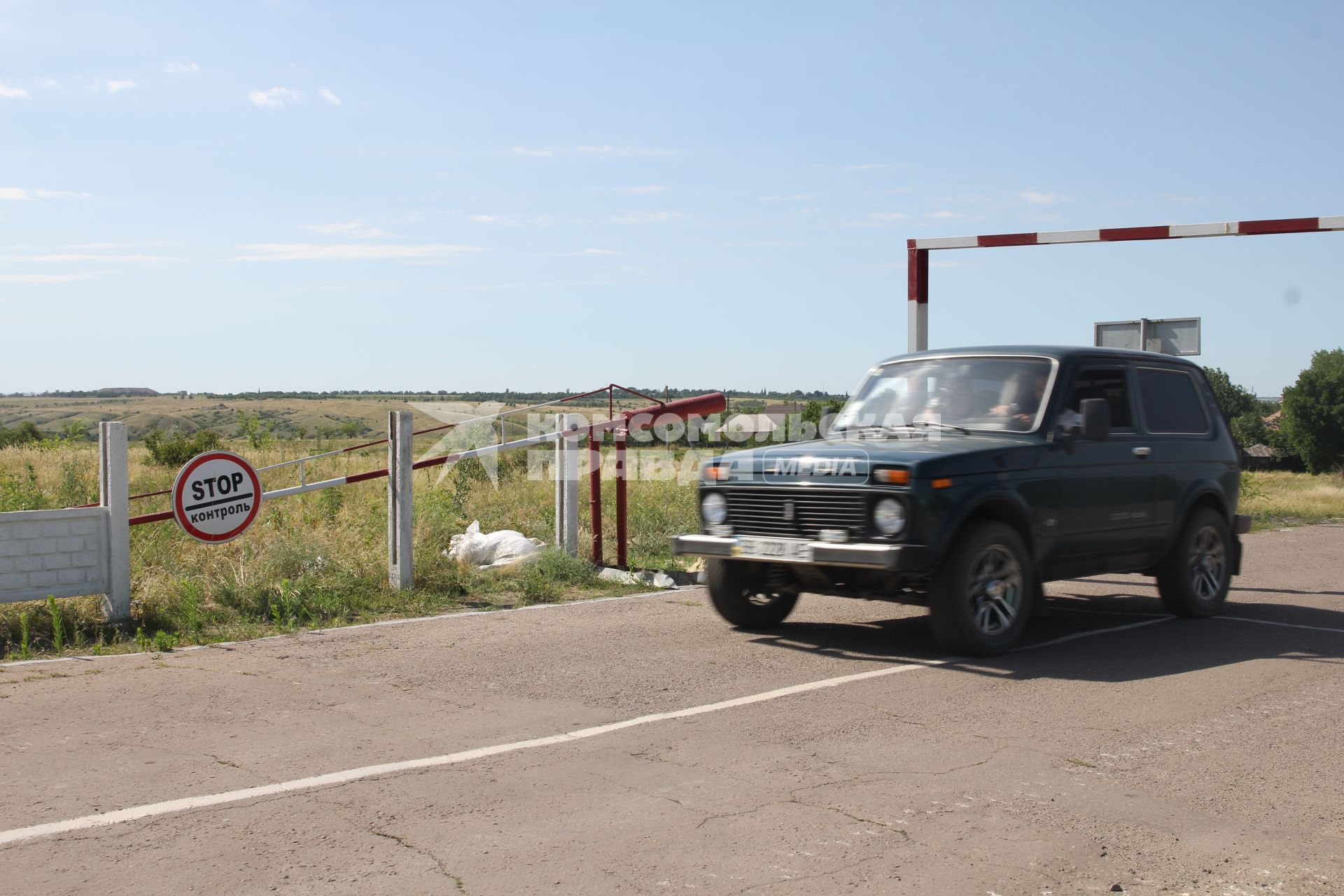 Поселок Северный. КПП. Российско-украинская граница. На снимке: беженцы из Луганской области.