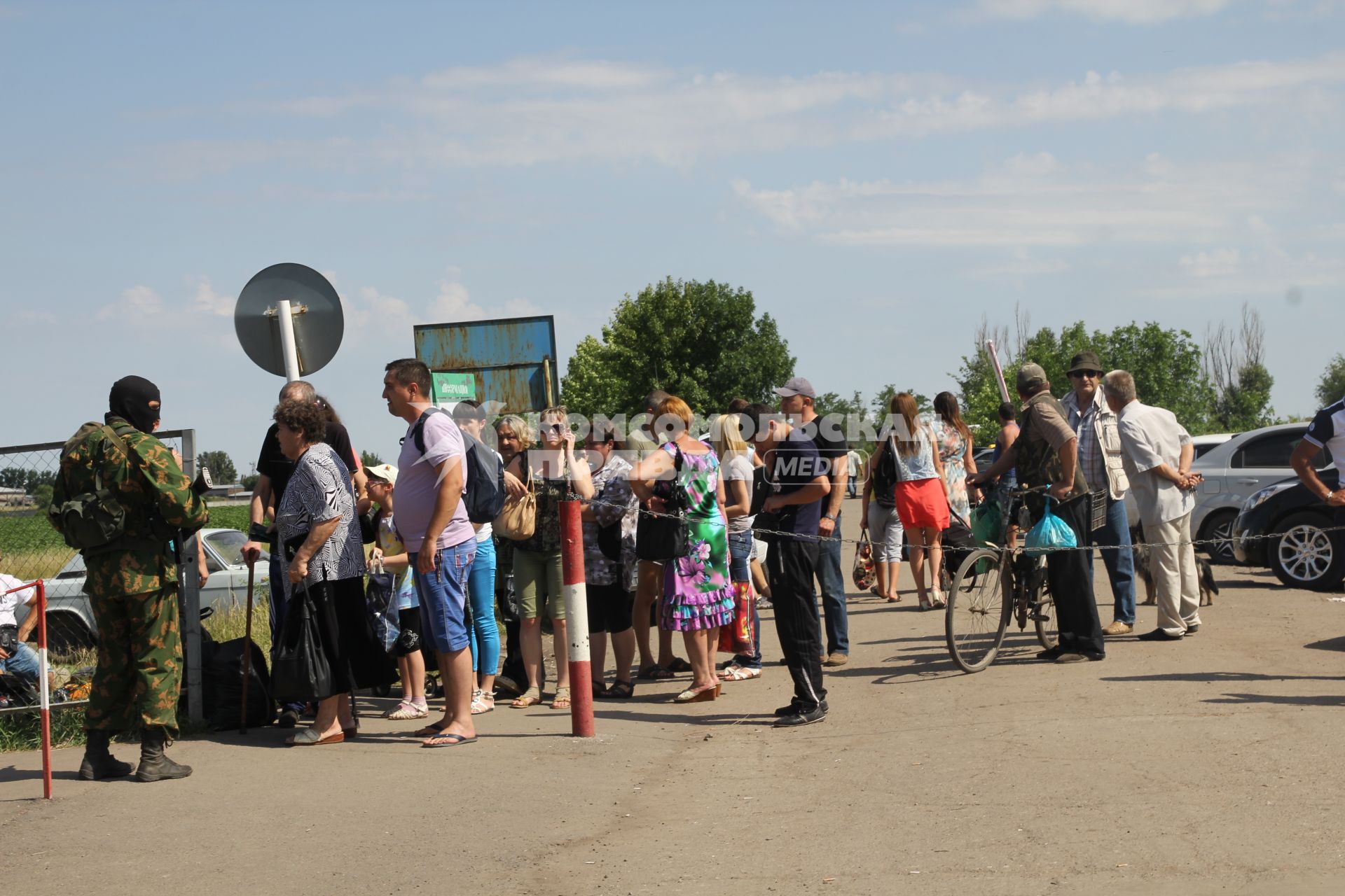 Поселок Северный. КПП. Российско-украинская граница. На снимке: беженцы из Луганской области.