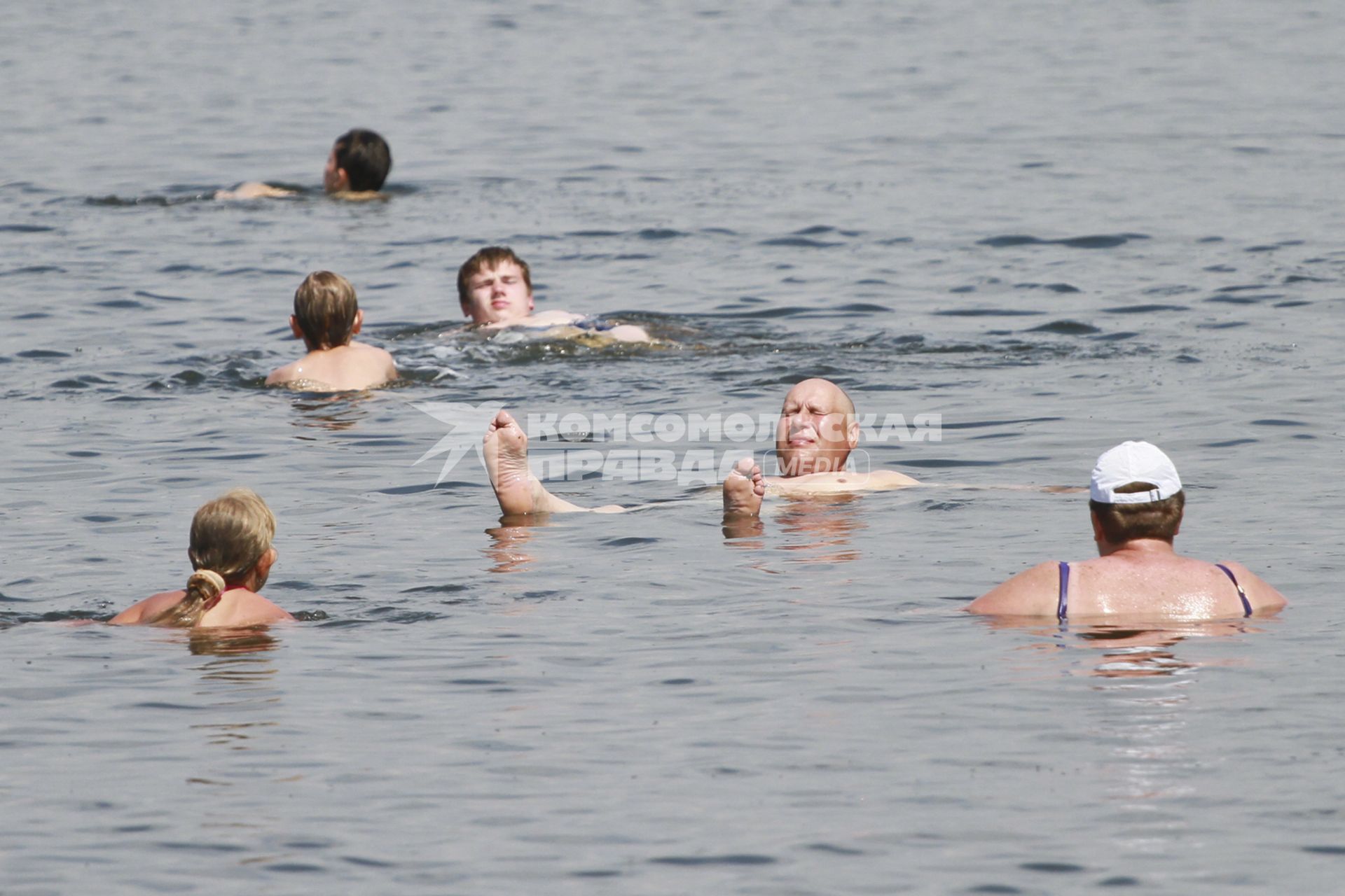 Люди купаются в озере около села Завьялово Алтайского края.