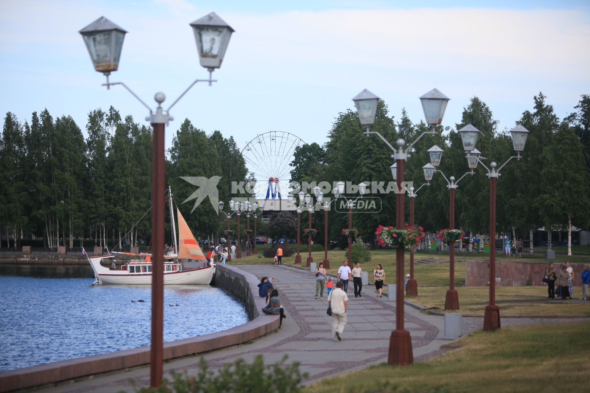 Набережная Онежского озера в Петрозаводске.