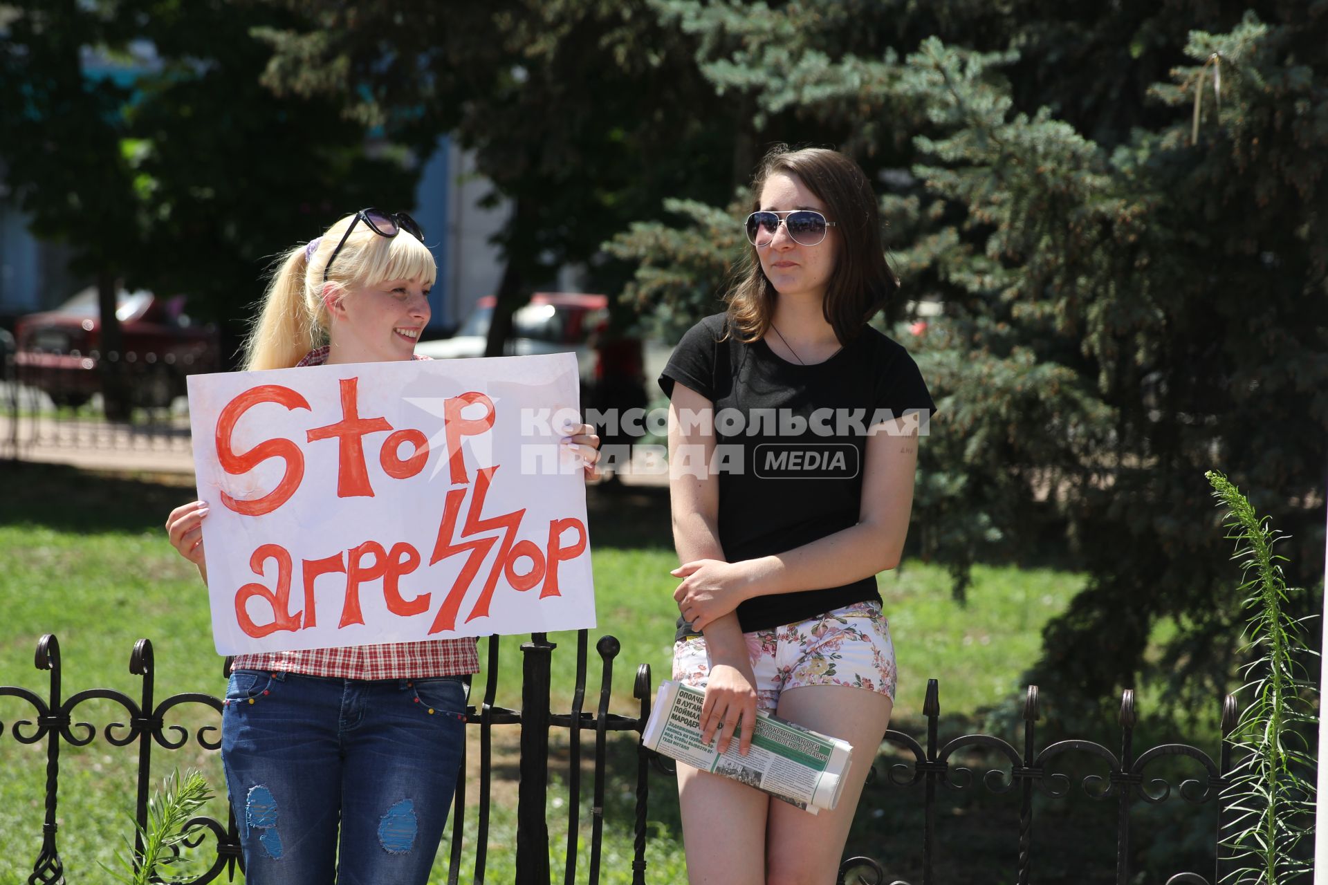 Луганск. День молодежи. На снимке: участницы антивоенного марша.