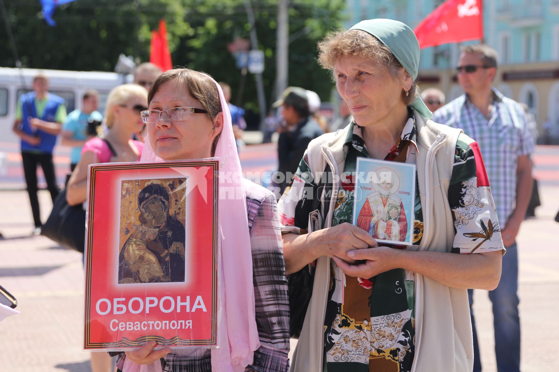 Луганск. День молодежи. На снимке: участницы антивоенного марша держат иконы.