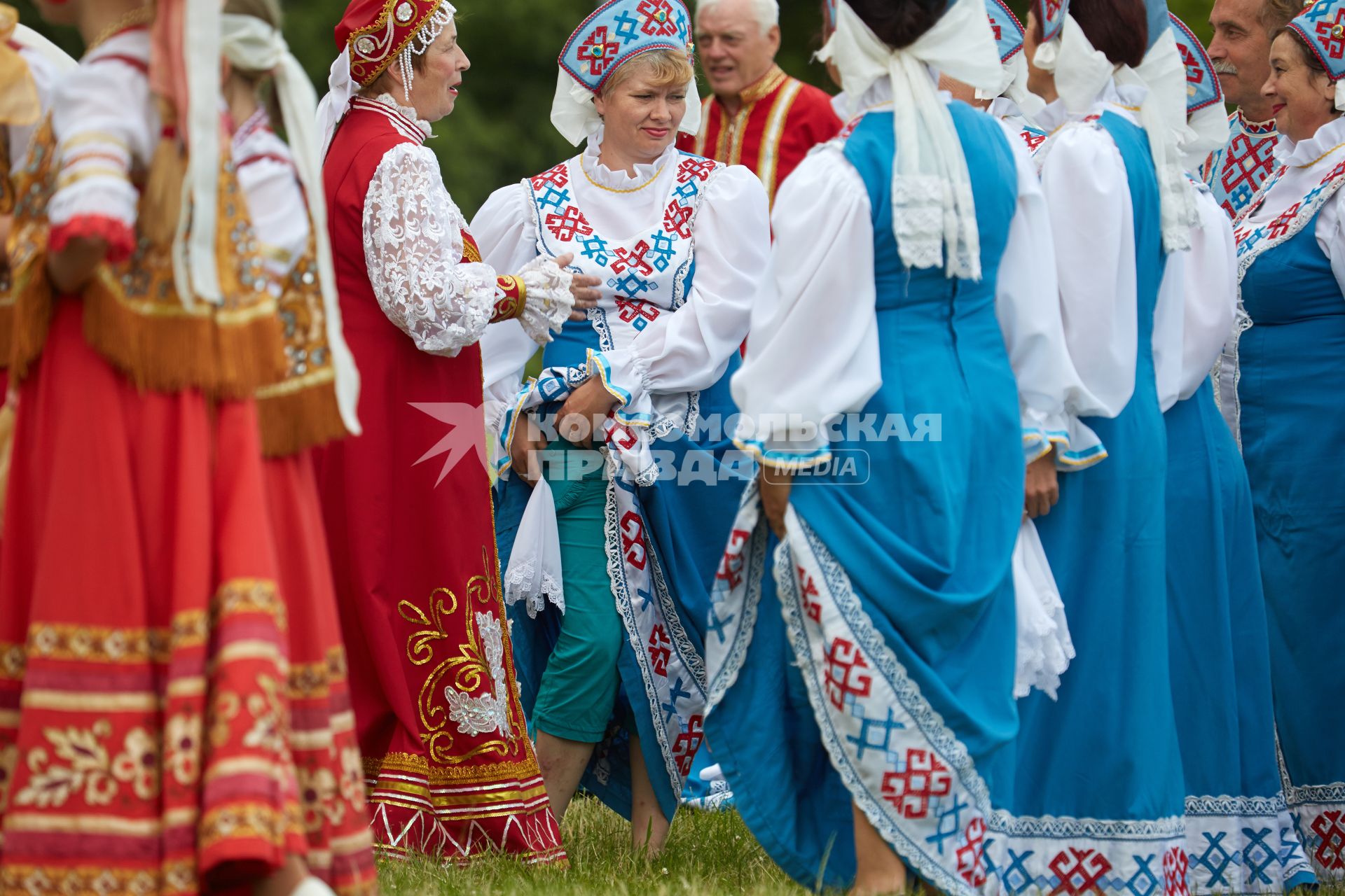 Артисты в национальных костюмах перед выступлением на фестивале `Русское поле`.