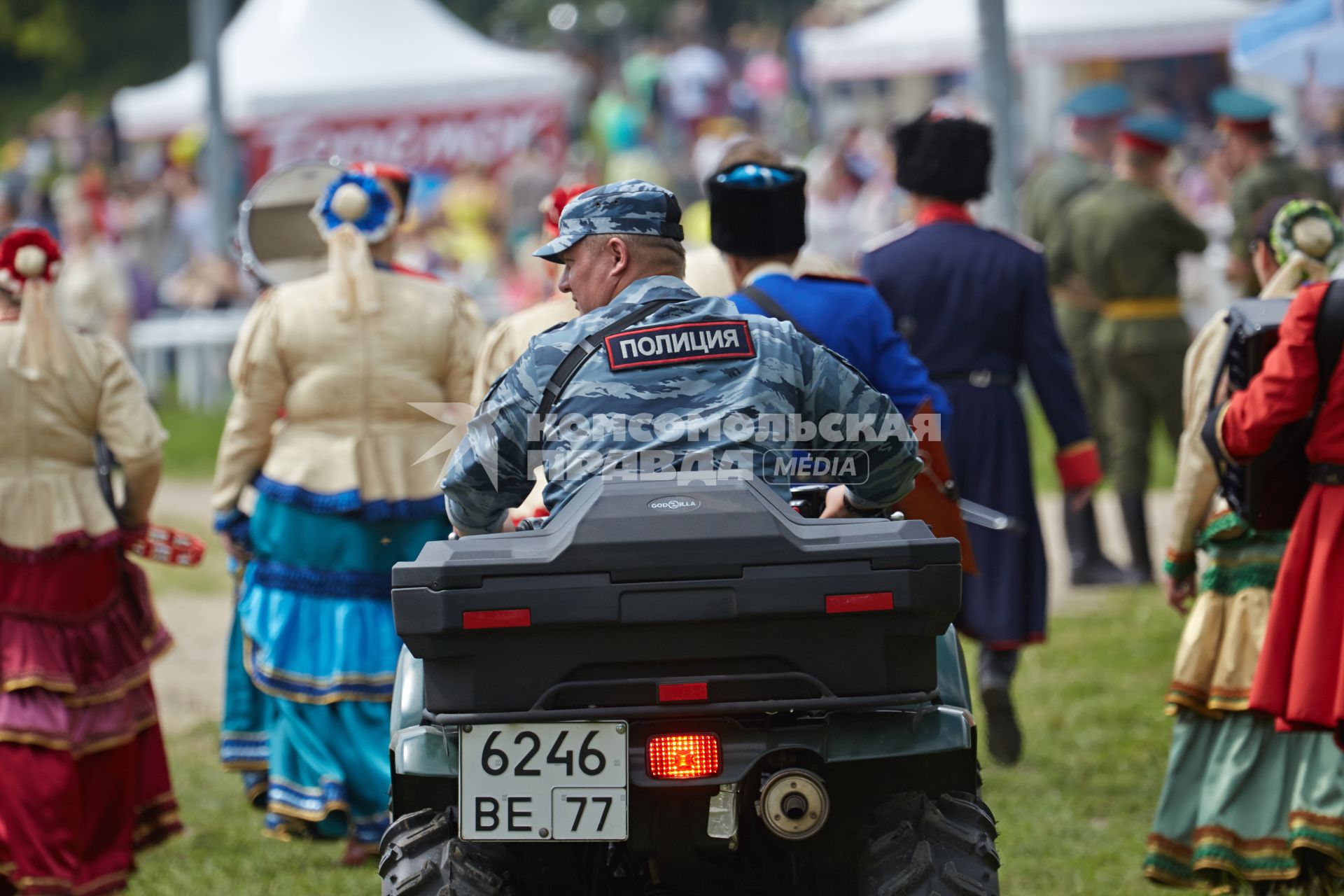 Полицейский на квадроцикле во время проведения фестиваля `Русское поле` в Коломенском.